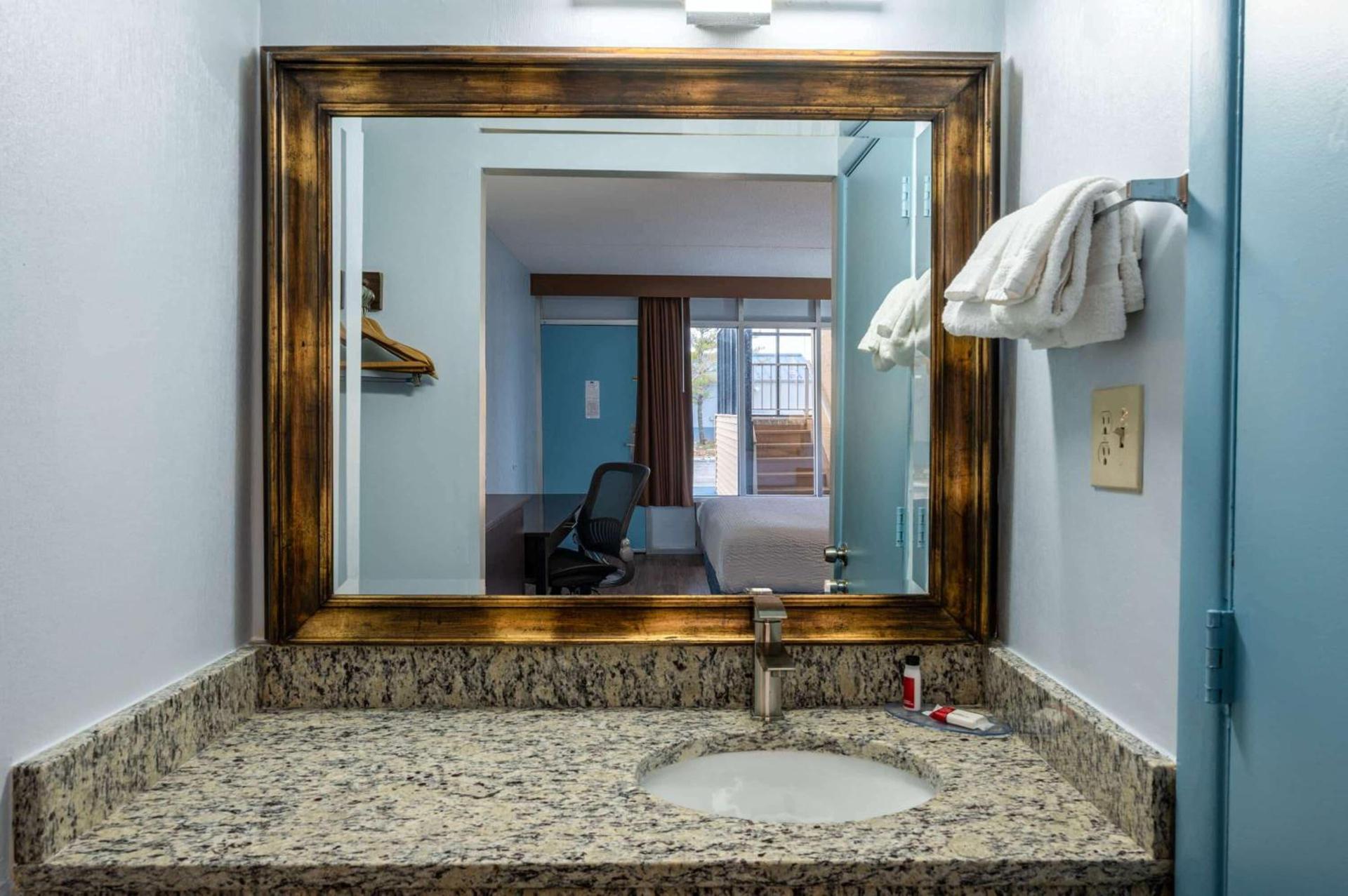 Days Inn by Wyndham Perrysburg Toledo photo 15