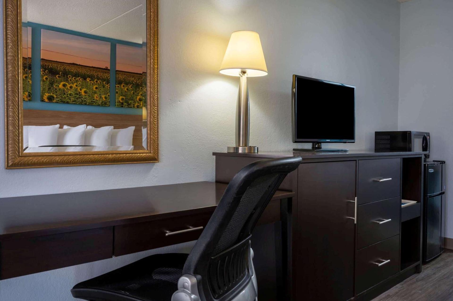 Days Inn by Wyndham Perrysburg Toledo photo 24