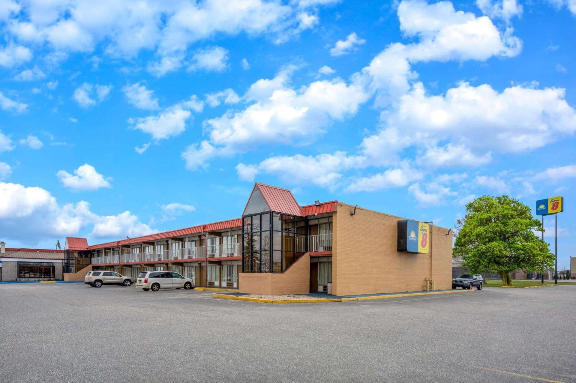 Super 8 by Wyndham Perrysburg-Toledo photo 2