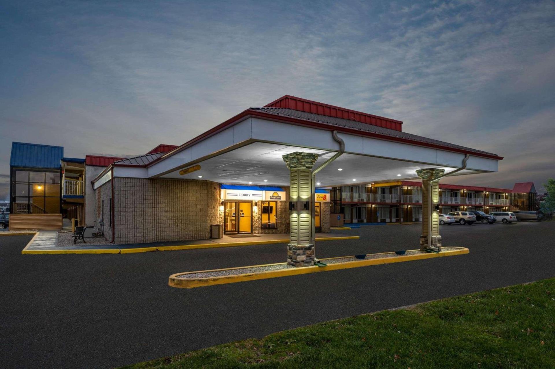 Super 8 by Wyndham Perrysburg-Toledo photo 3