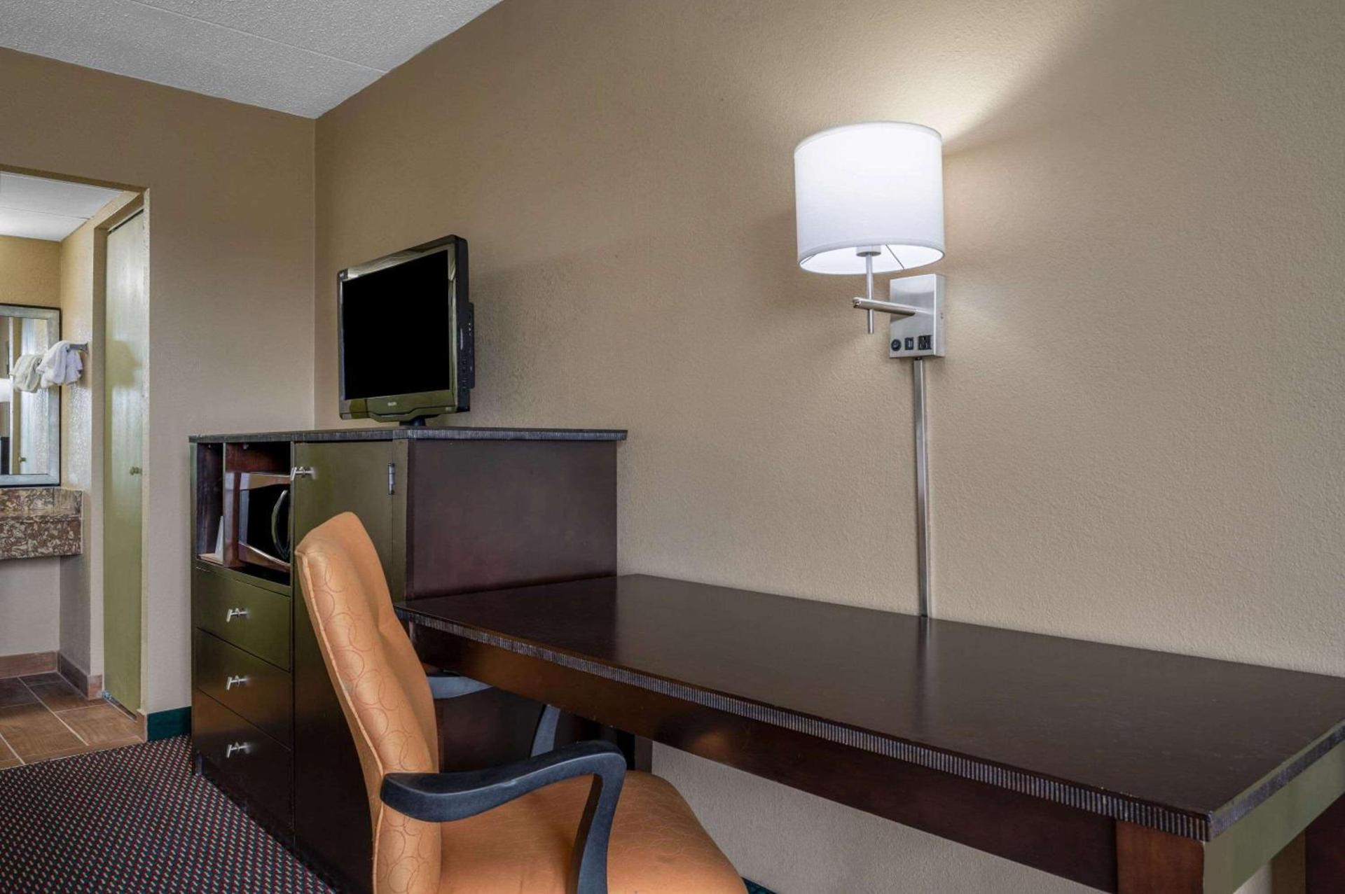 Super 8 by Wyndham Perrysburg-Toledo photo 10