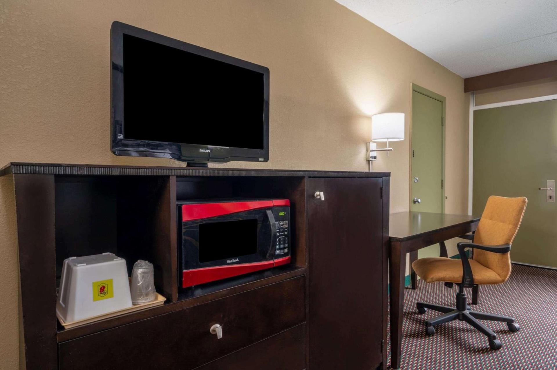Super 8 by Wyndham Perrysburg-Toledo photo 12