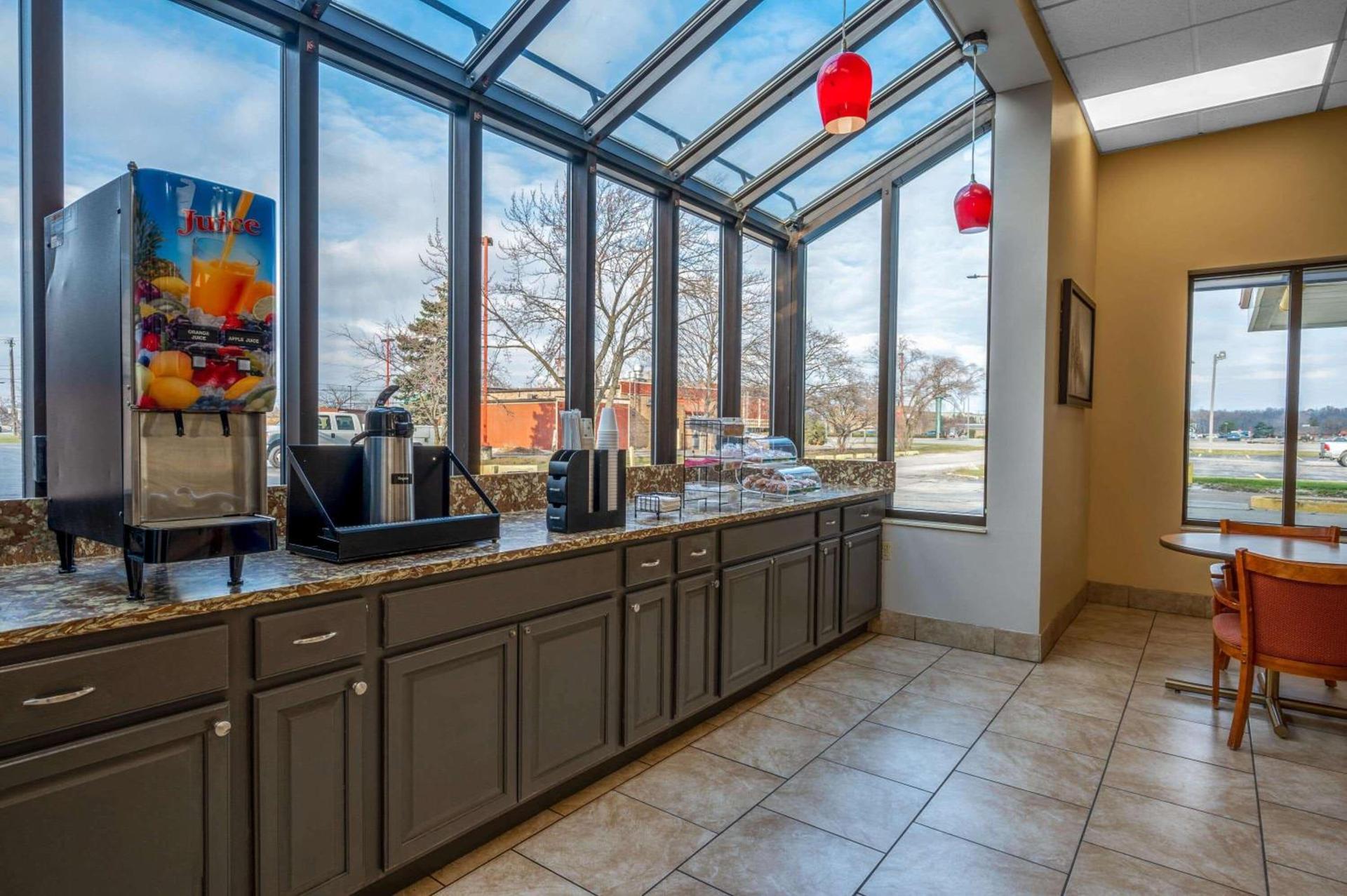 Super 8 by Wyndham Perrysburg-Toledo photo 21