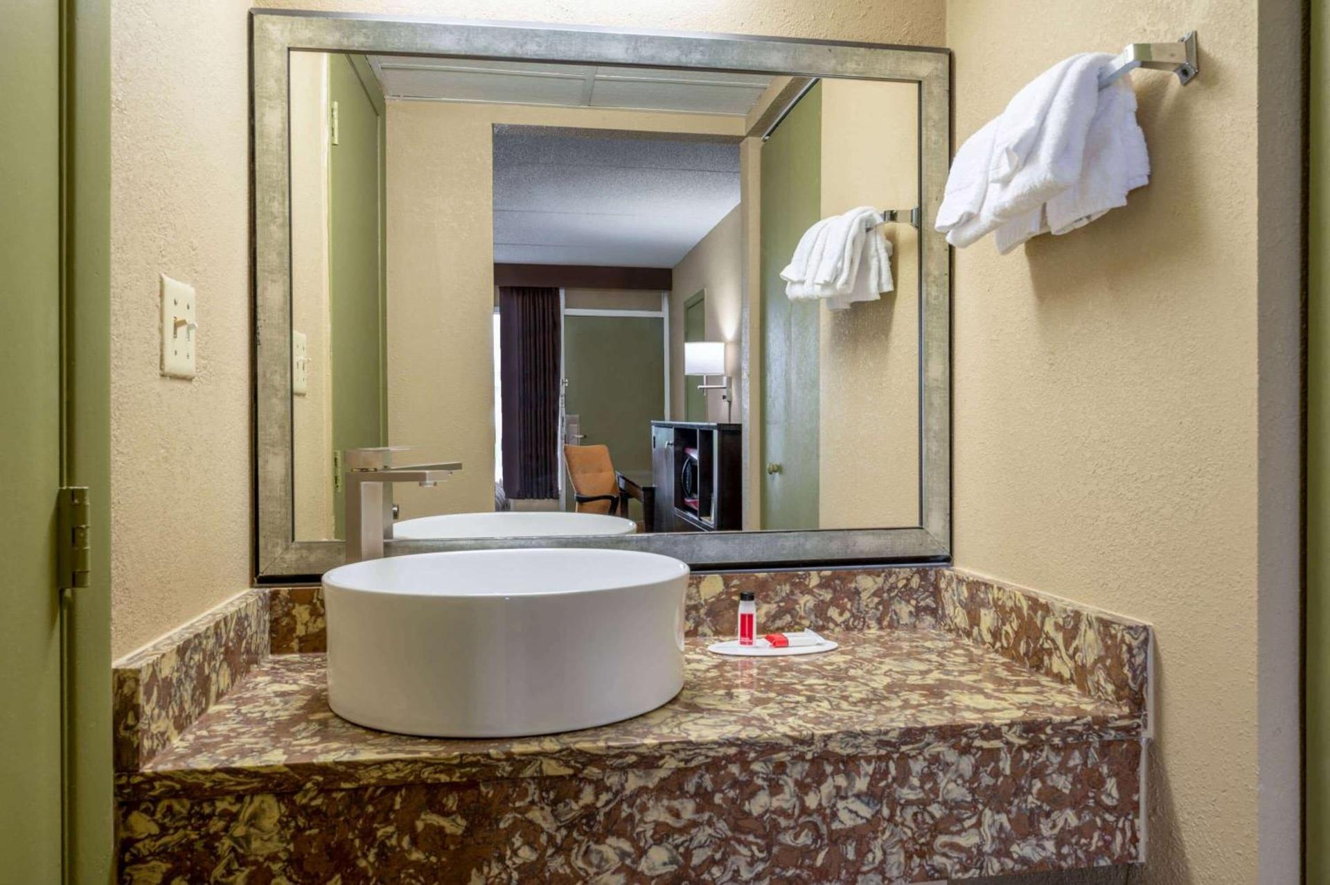 Super 8 by Wyndham Perrysburg-Toledo photo 20