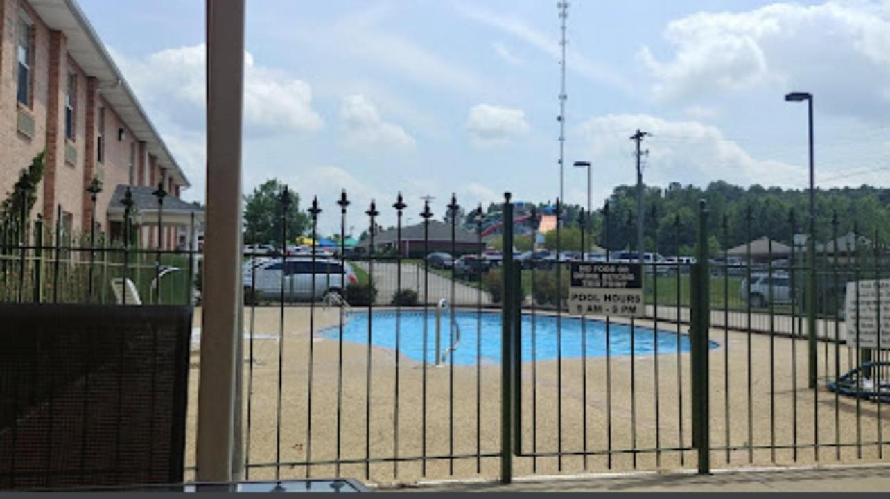 COLLINS INN & SUITES photo 2