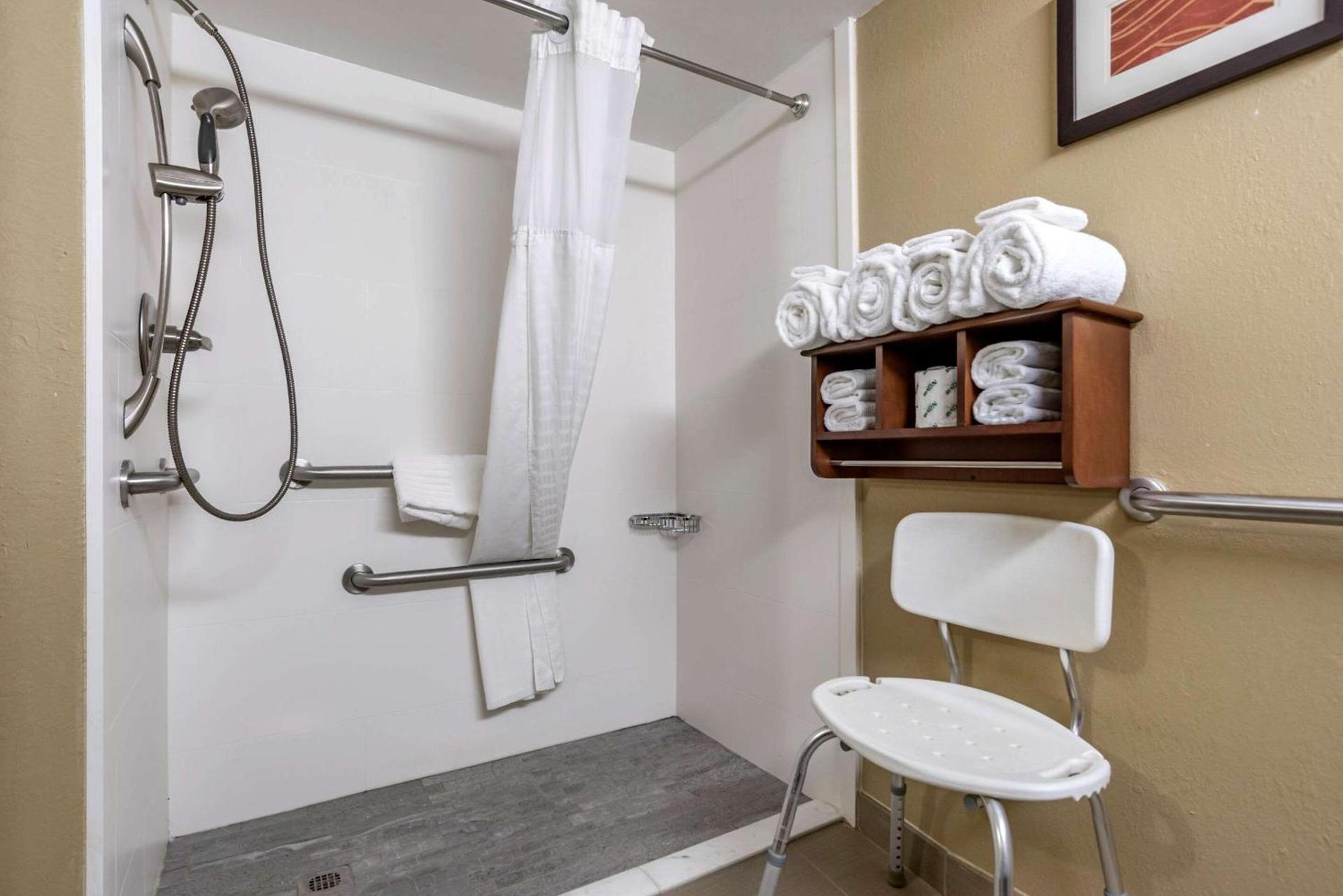 Comfort Inn & Suites Leeds I-20 photo 10