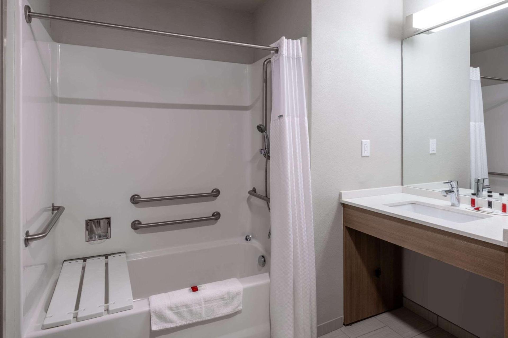 Microtel Inn & Suites by Wyndham Georgetown Lake photo 15