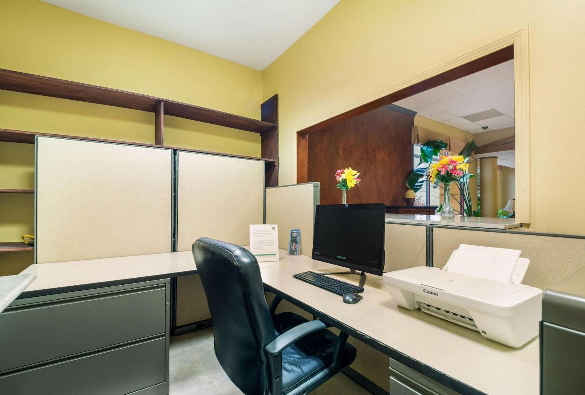 Suburban Studios Buffalo Airport photo 40