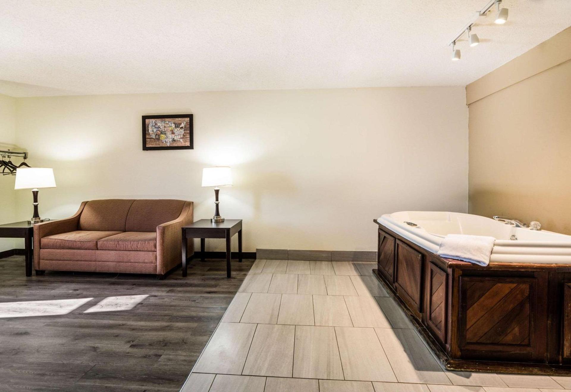 Econo Lodge Glade Springs I-81 photo 17