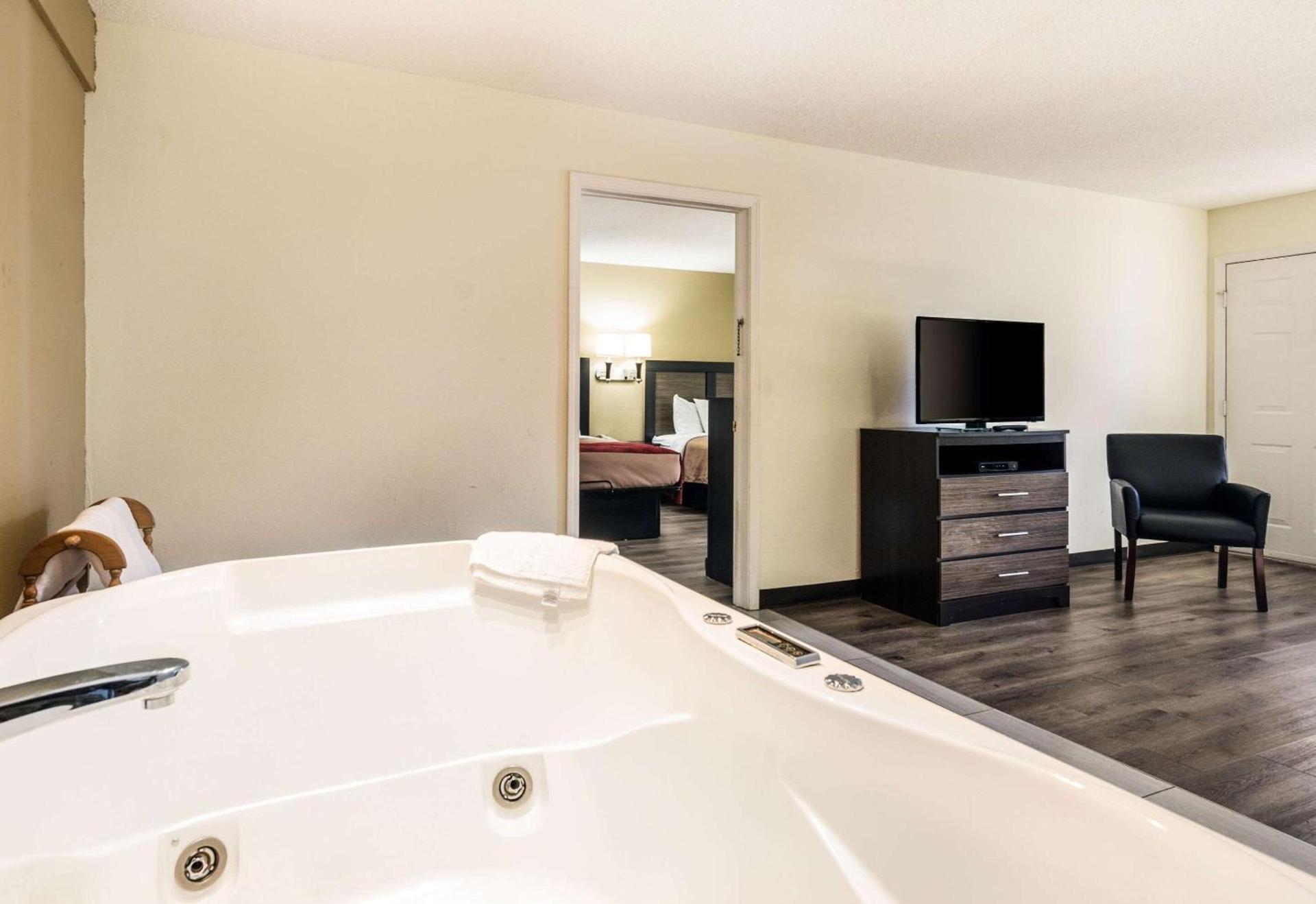 Econo Lodge Glade Springs I-81 photo 21