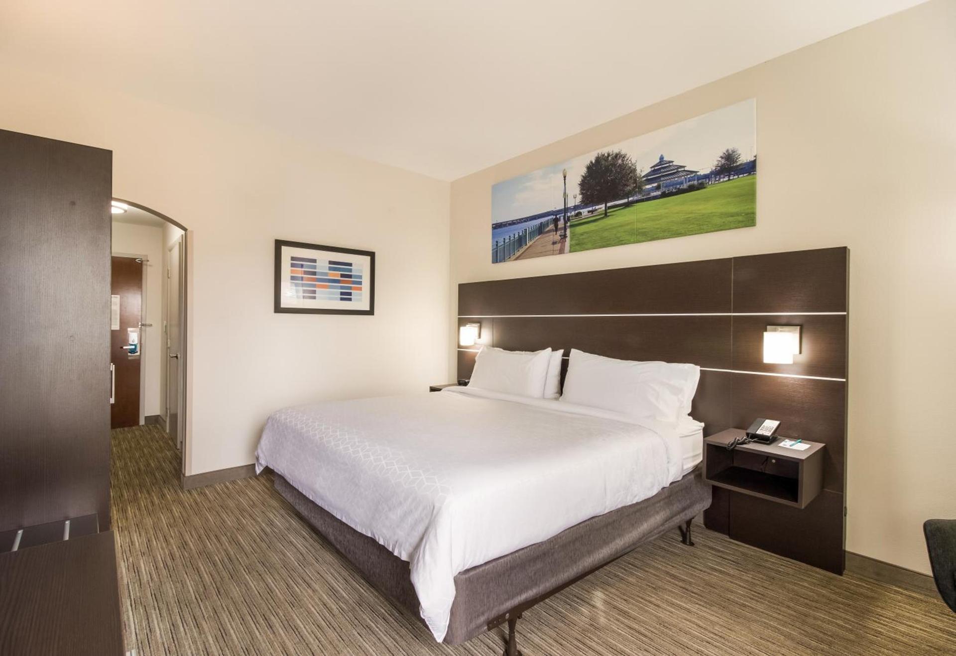 Clarion Pointe New Bern photo 45