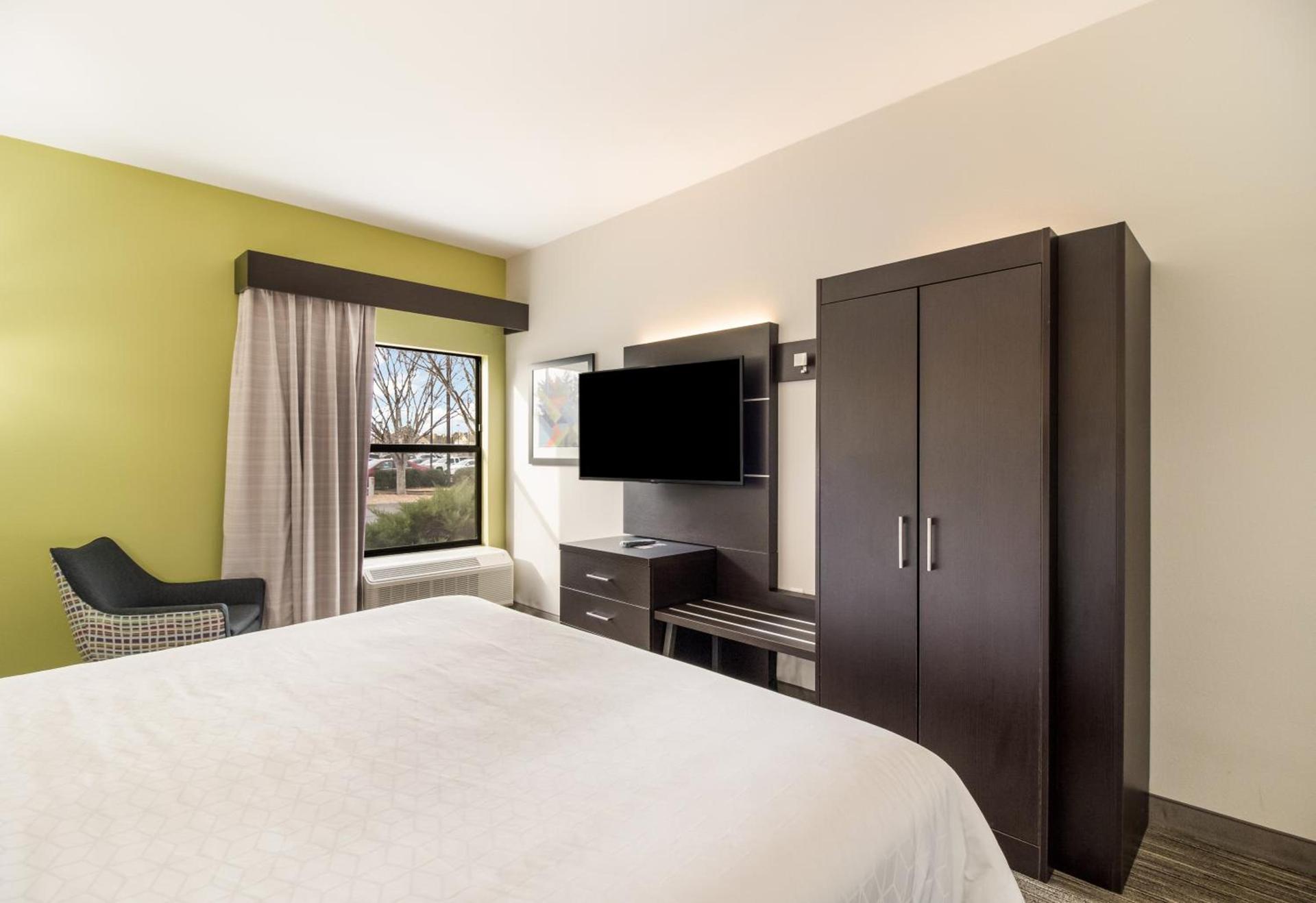 Clarion Pointe New Bern photo 46