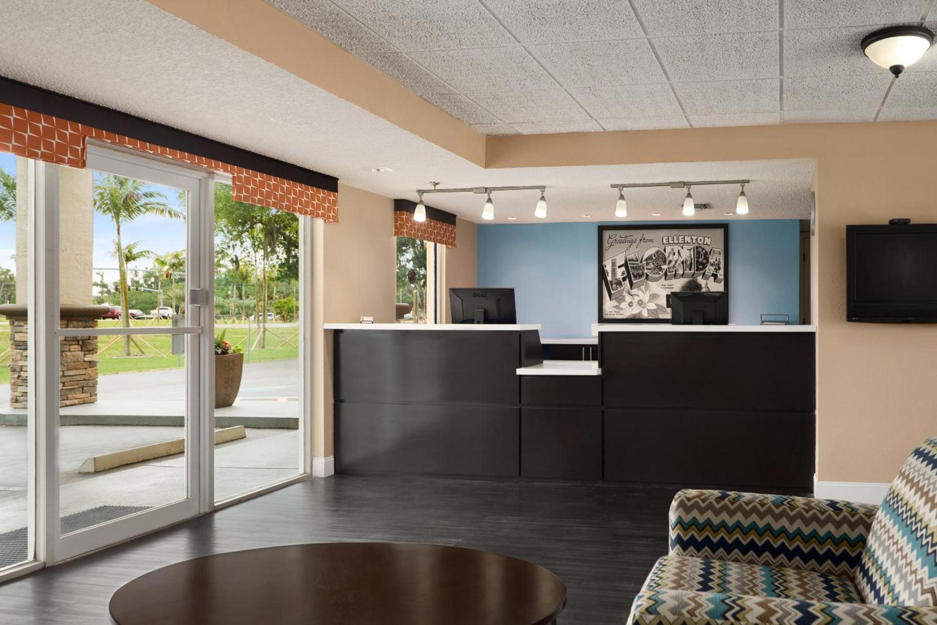 Super 8 by Wyndham Ellenton Bradenton Area photo 20