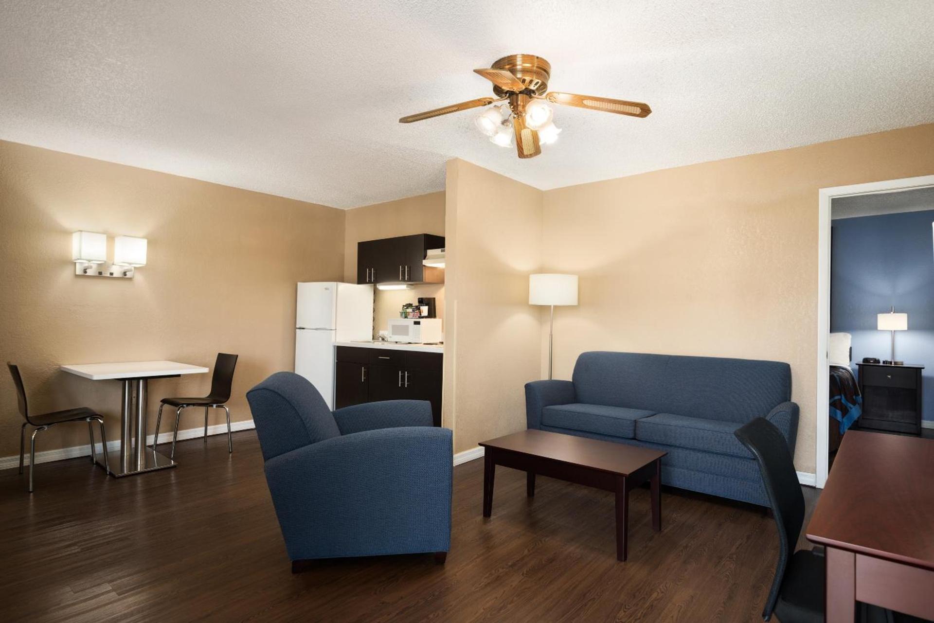 Super 8 by Wyndham Ellenton Bradenton Area photo 33