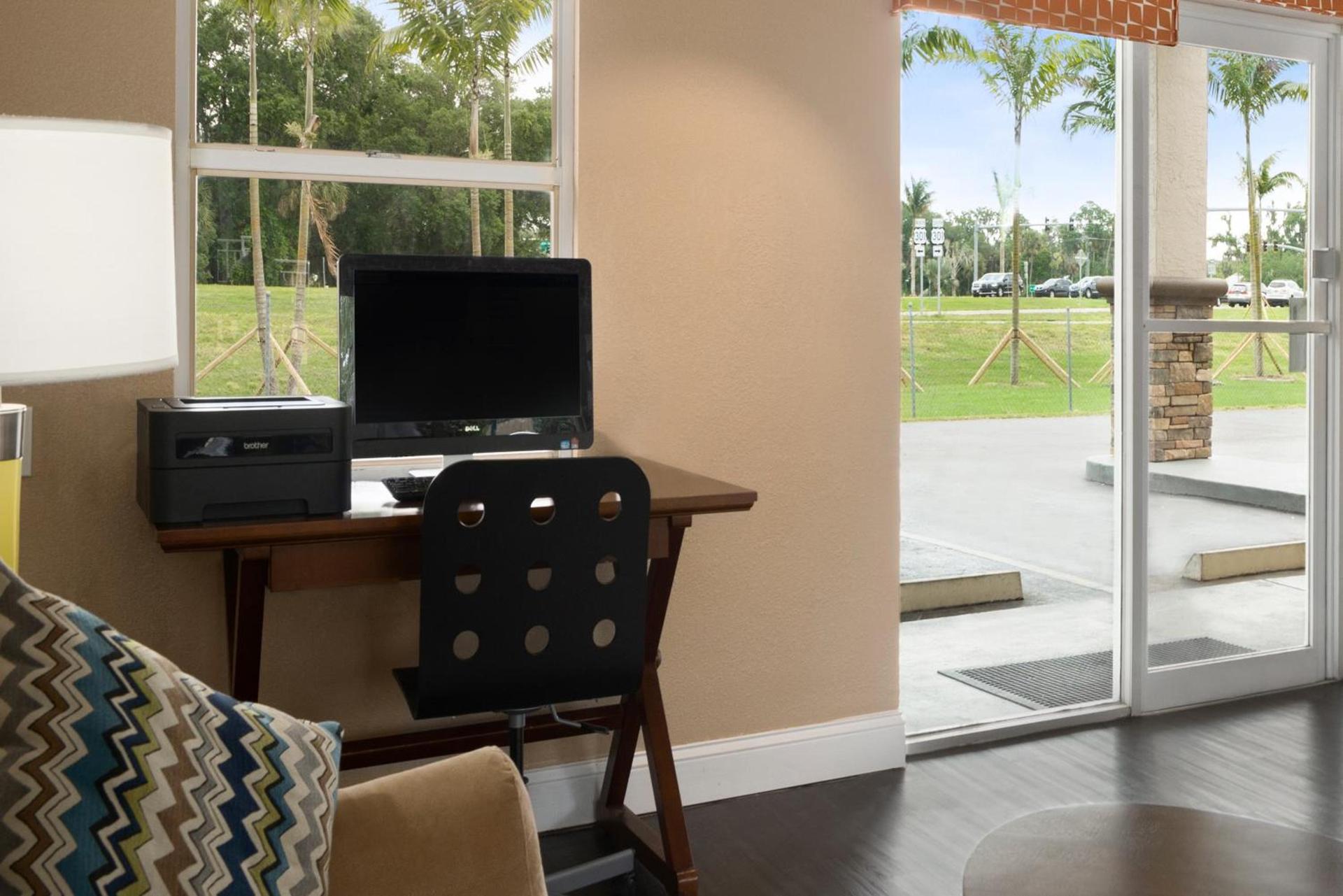 Super 8 by Wyndham Ellenton Bradenton Area photo 24