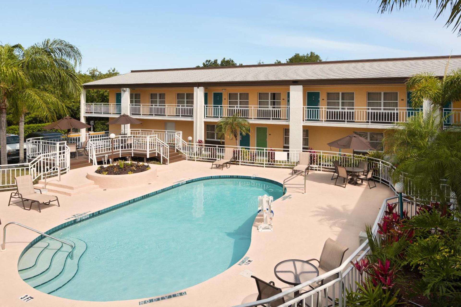 Super 8 by Wyndham Ellenton Bradenton Area photo 17