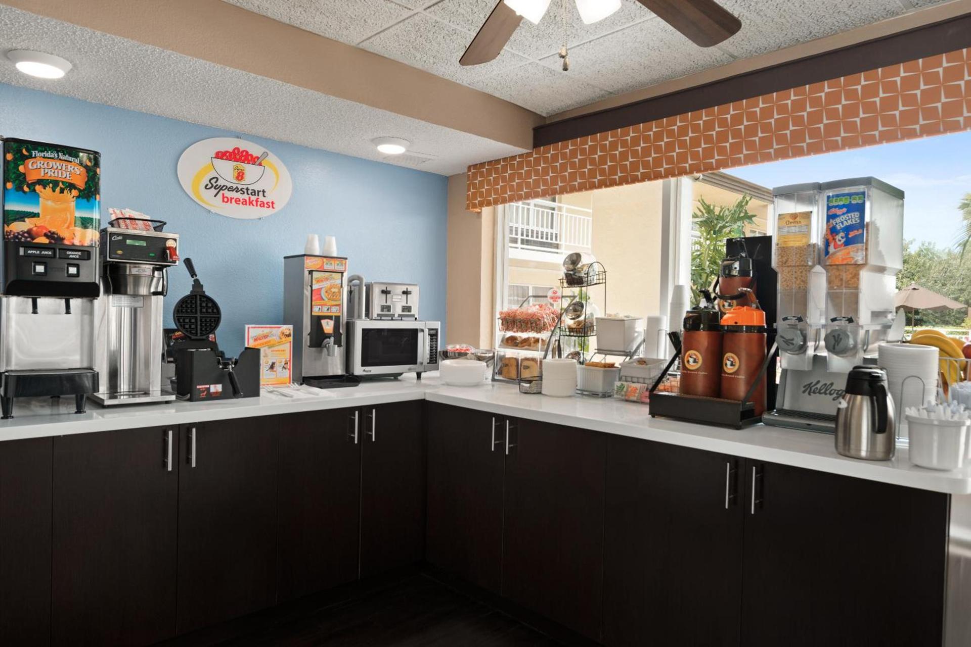 Super 8 by Wyndham Ellenton Bradenton Area photo 21