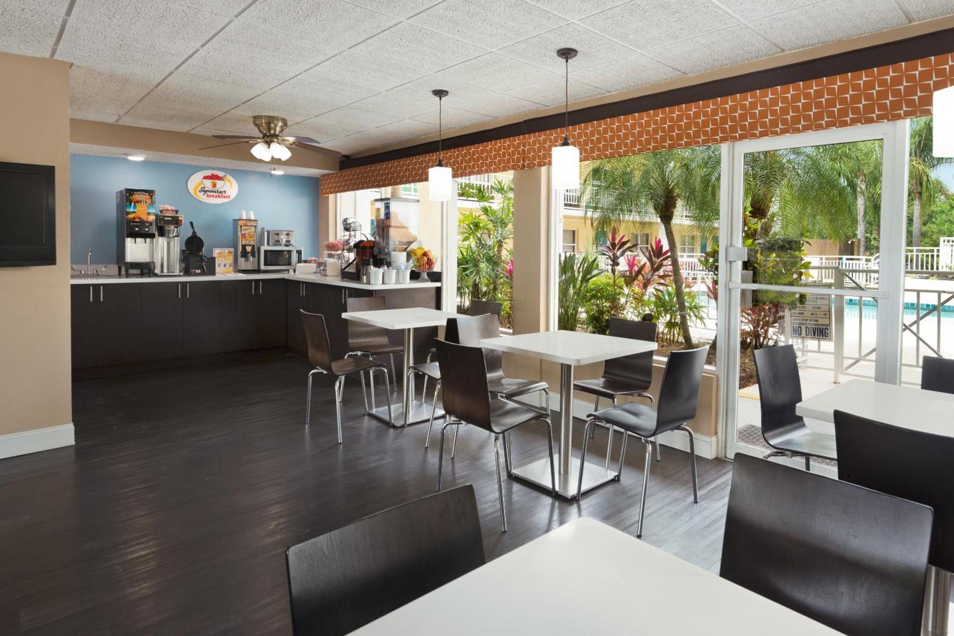 Super 8 by Wyndham Ellenton Bradenton Area photo 22