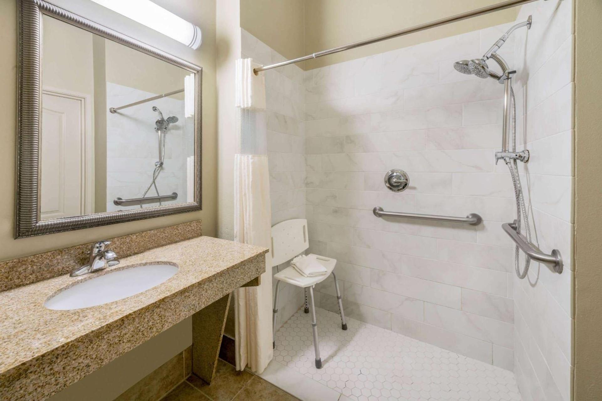 La Quinta Inn & Suites by Wyndham Broussard - Lafayette Area photo 17