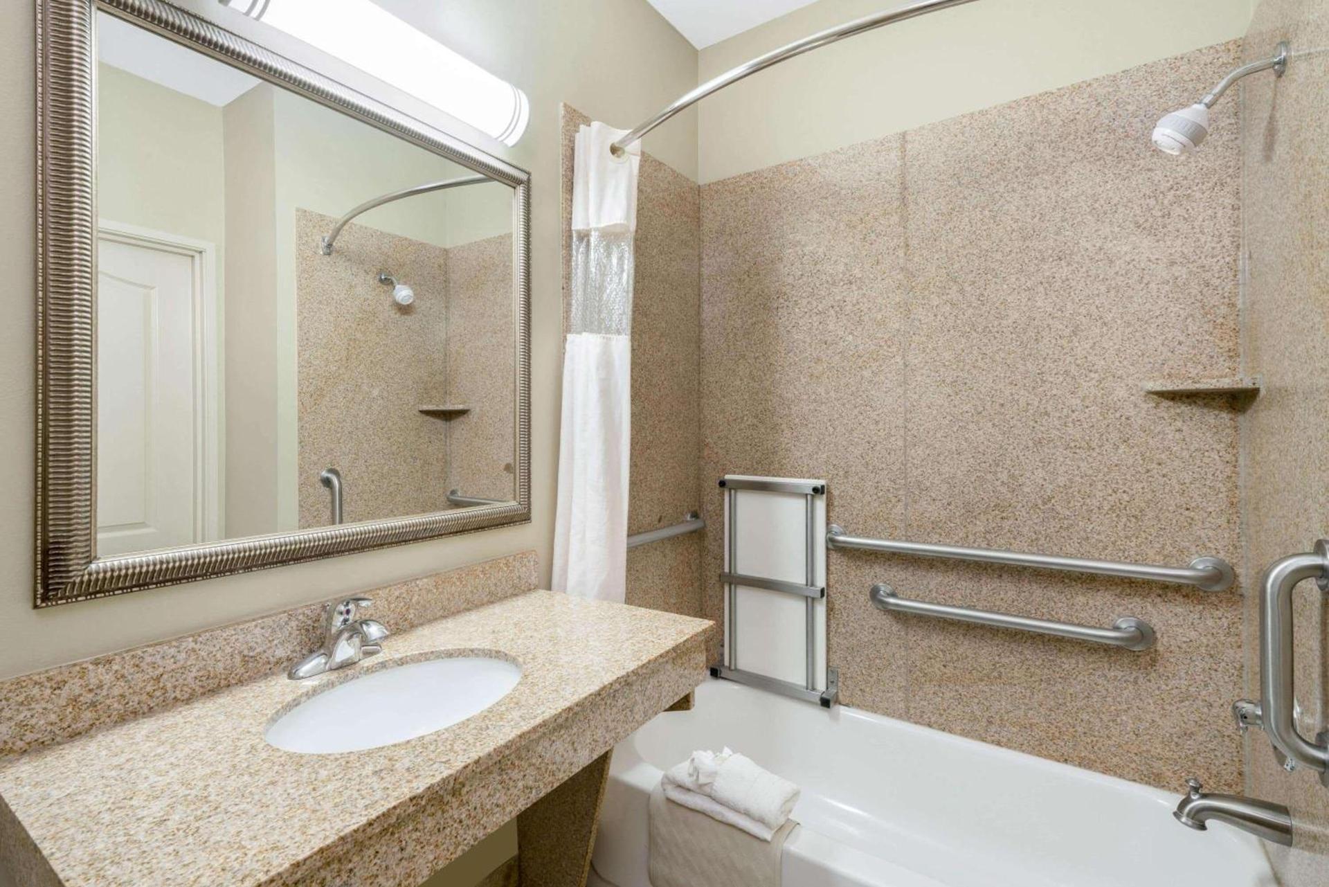La Quinta Inn & Suites by Wyndham Broussard - Lafayette Area photo 18