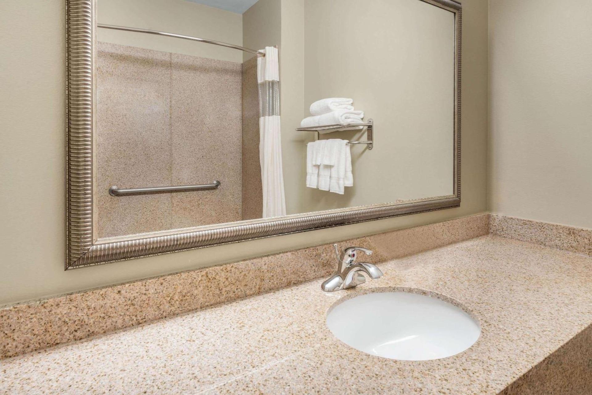 La Quinta Inn & Suites by Wyndham Broussard - Lafayette Area photo 19