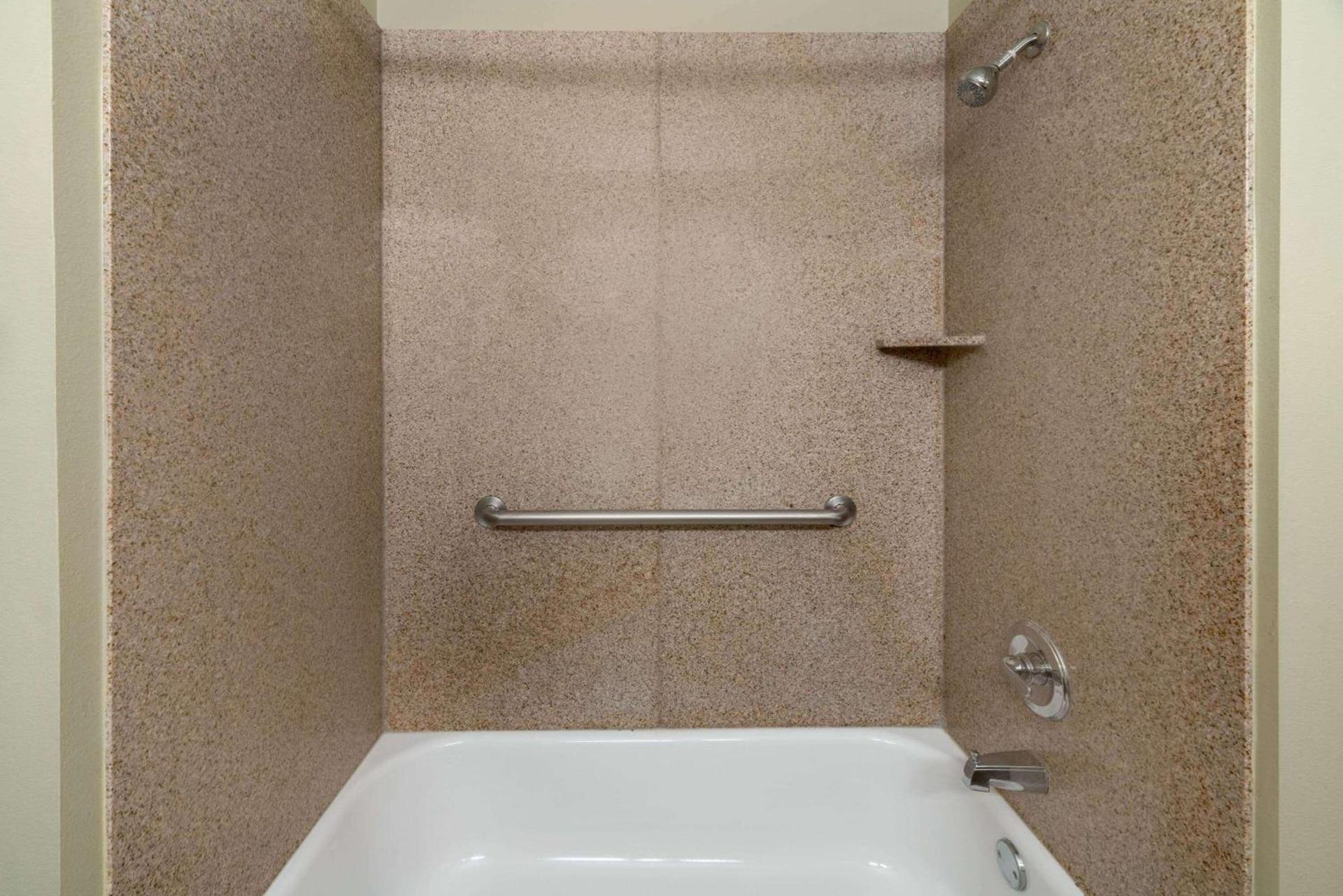 La Quinta Inn & Suites by Wyndham Broussard - Lafayette Area photo 20