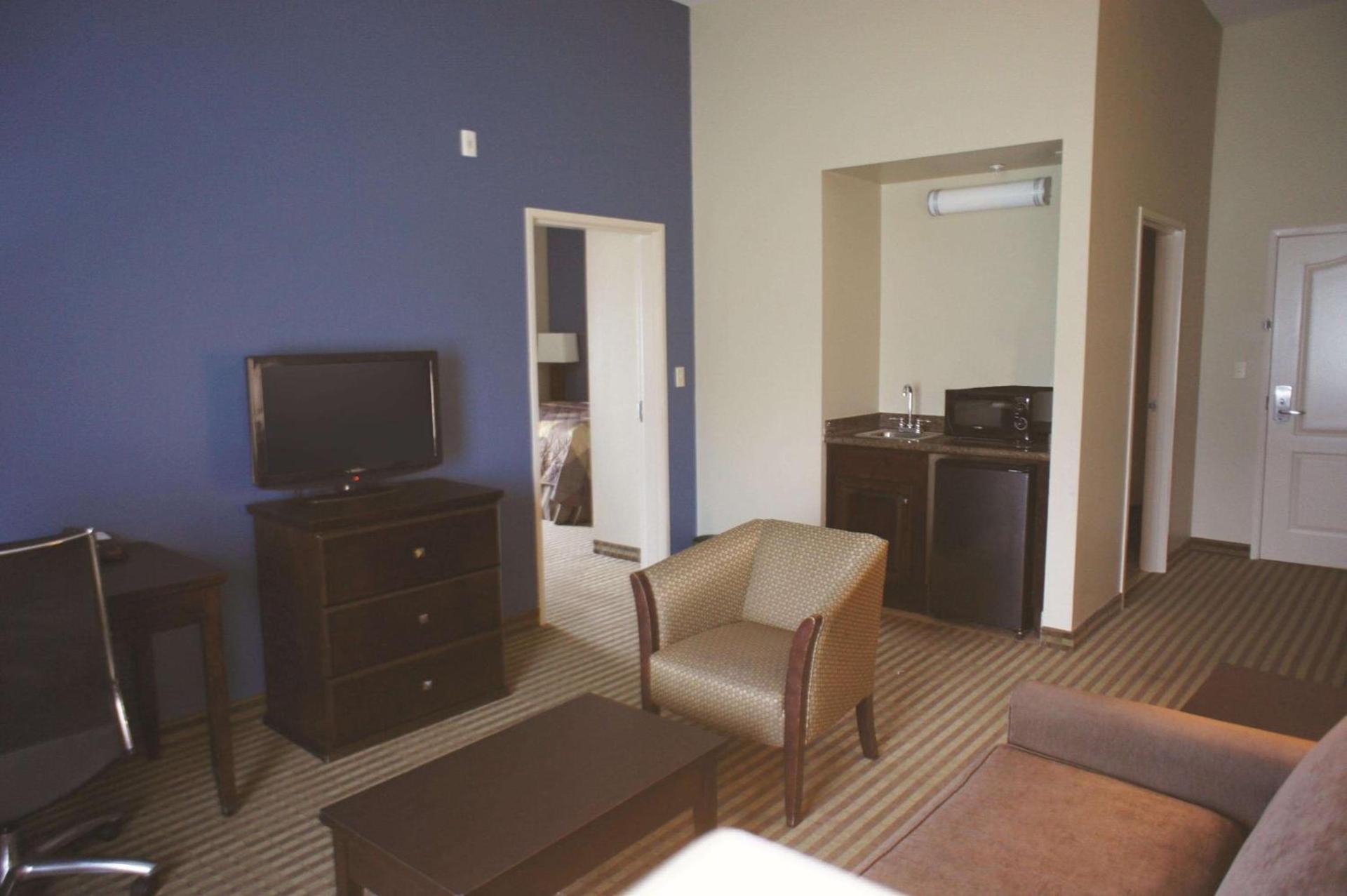 La Quinta Inn & Suites by Wyndham Broussard - Lafayette Area photo 21