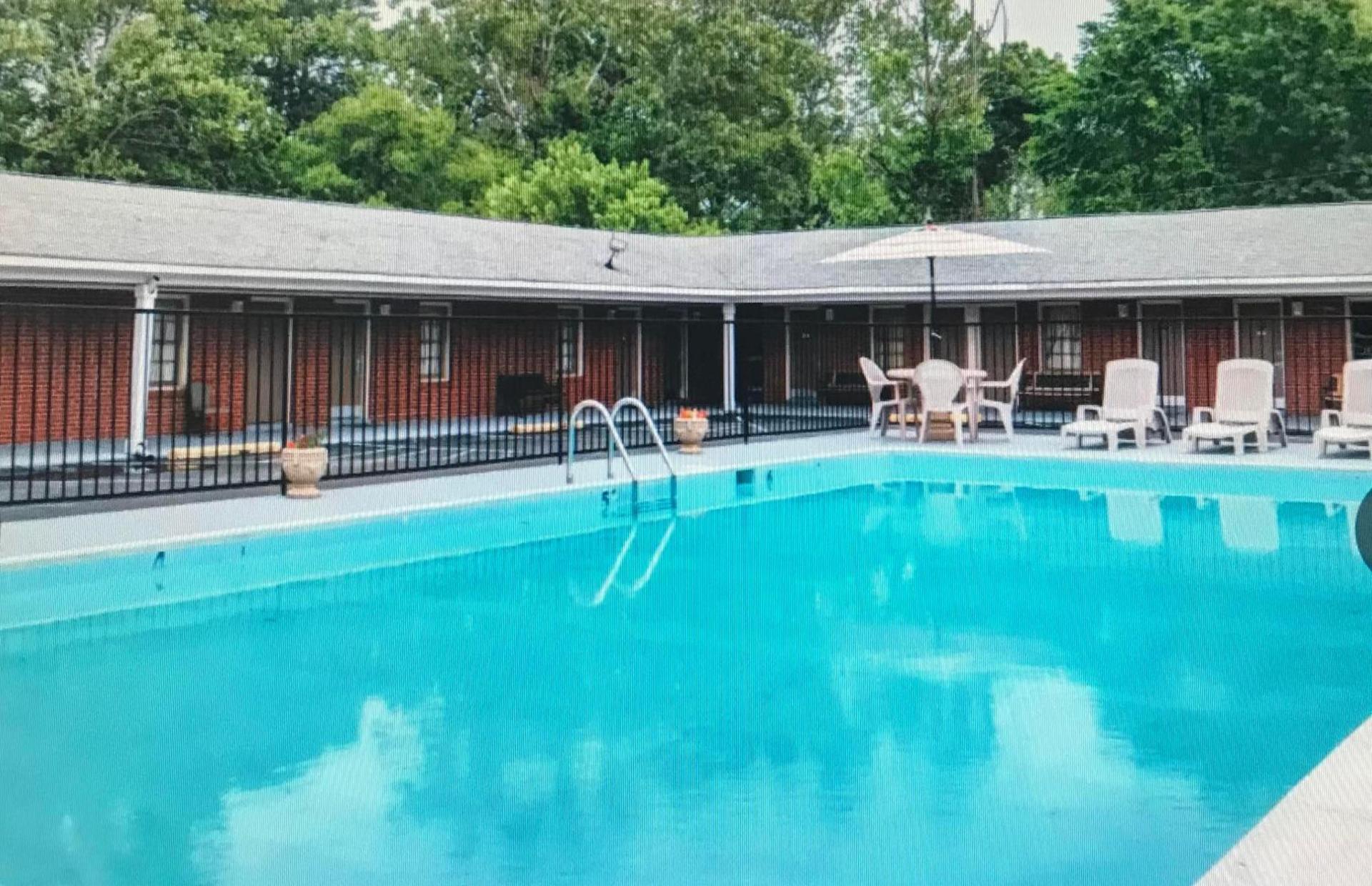 MERRIMAC INN & SUITES photo 4