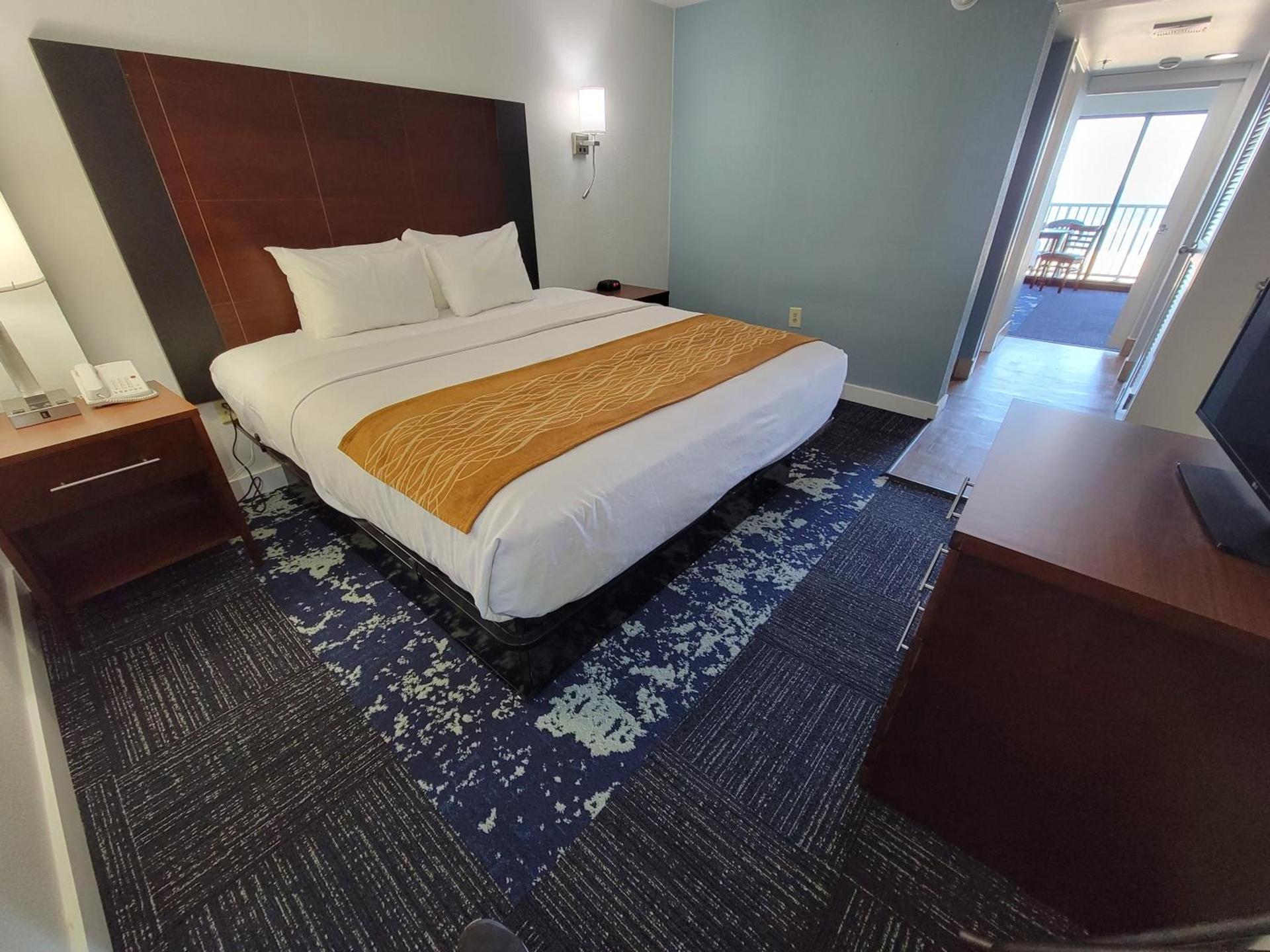 Coastal Hotel & Suites Virginia Beach - Oceanfront photo 11