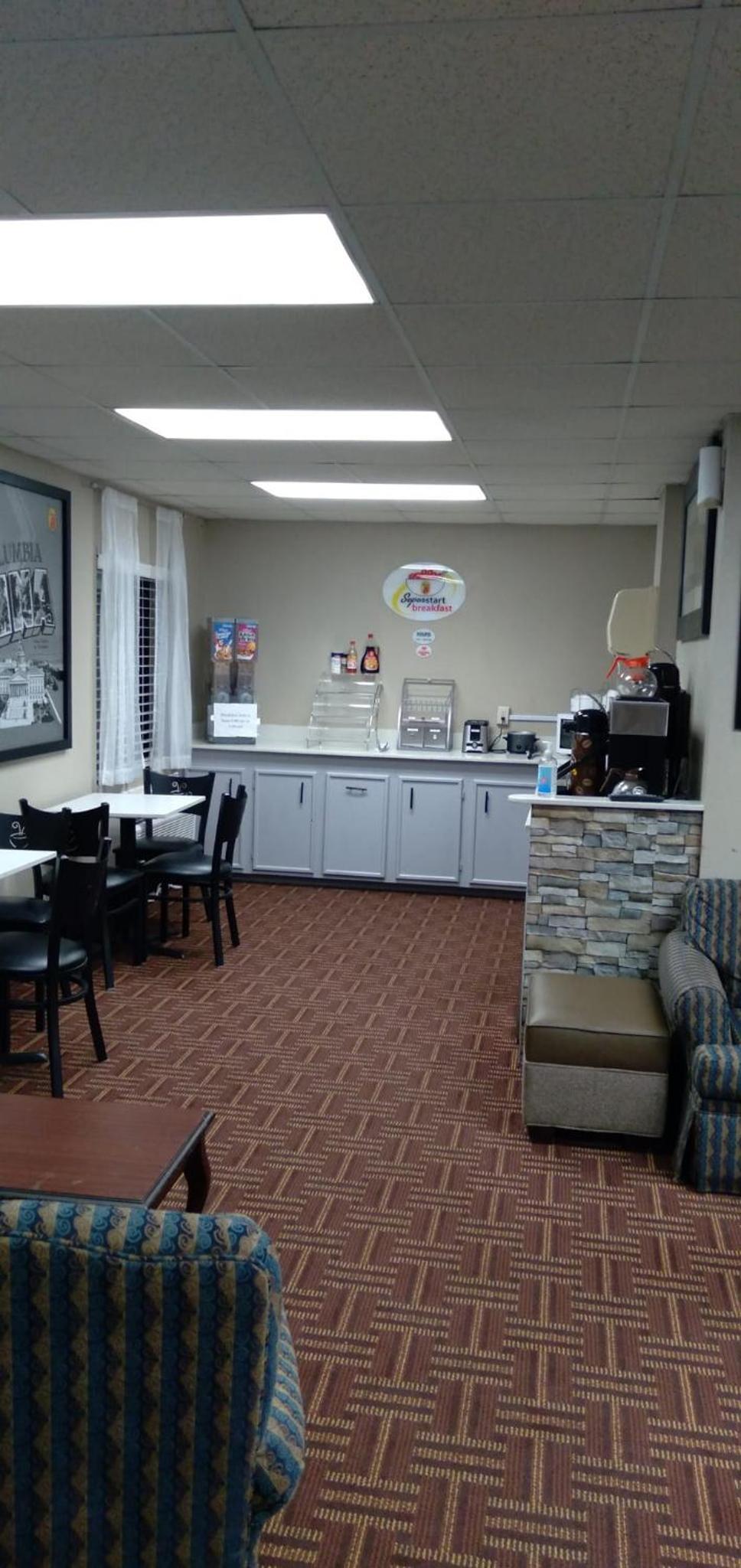 Super 8 by Wyndham Columbia photo 9