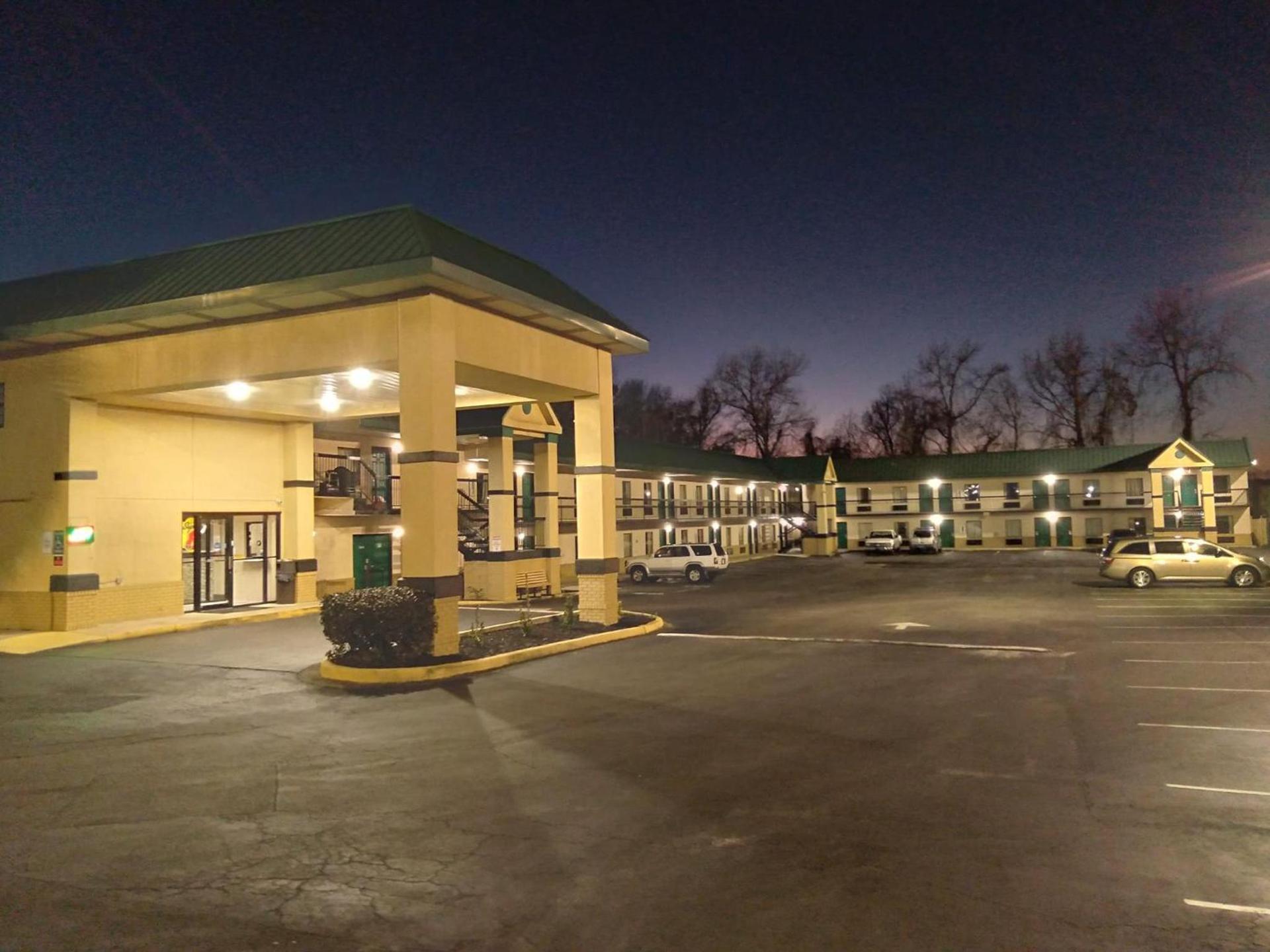 Super 8 by Wyndham Columbia photo 1