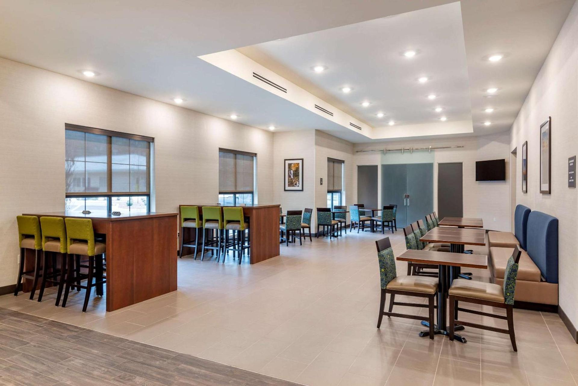 Comfort Suites Newnan photo 22