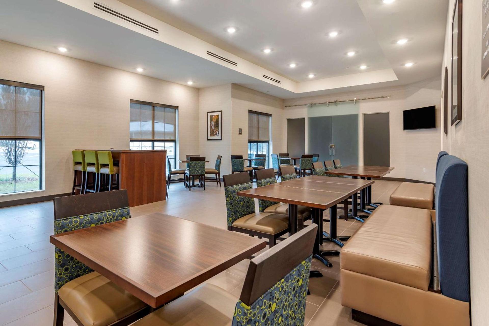 Comfort Suites Newnan photo 23