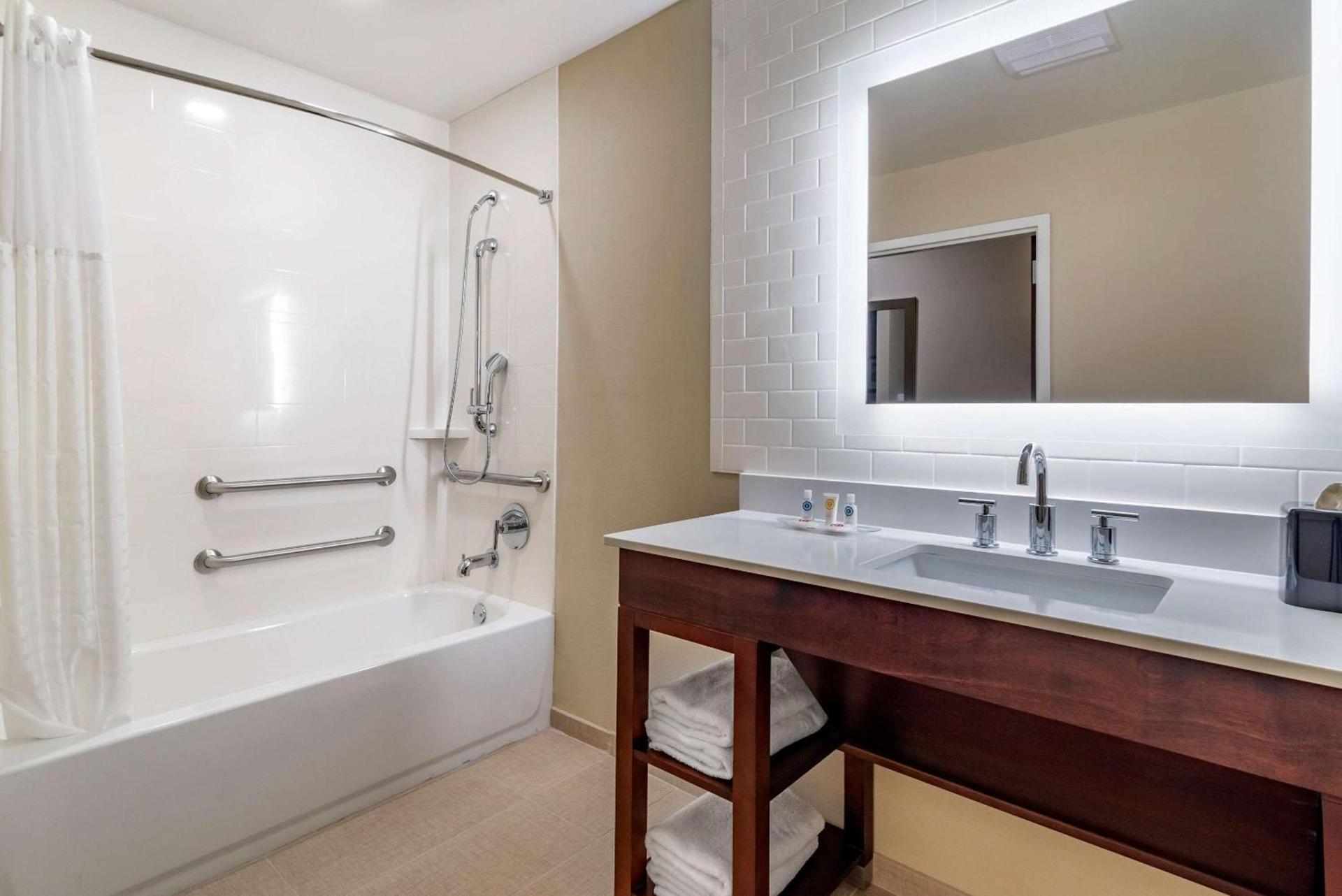 Comfort Suites Newnan photo 17