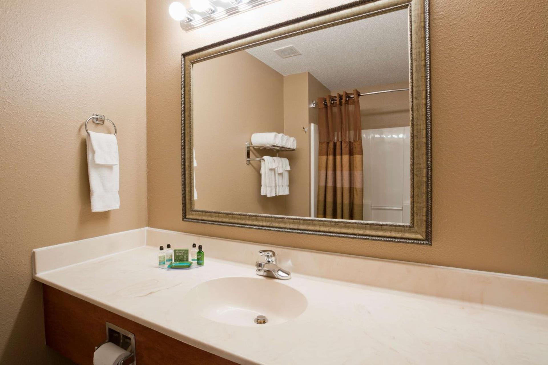 GrandStay Hotel & Suites Ames photo 9