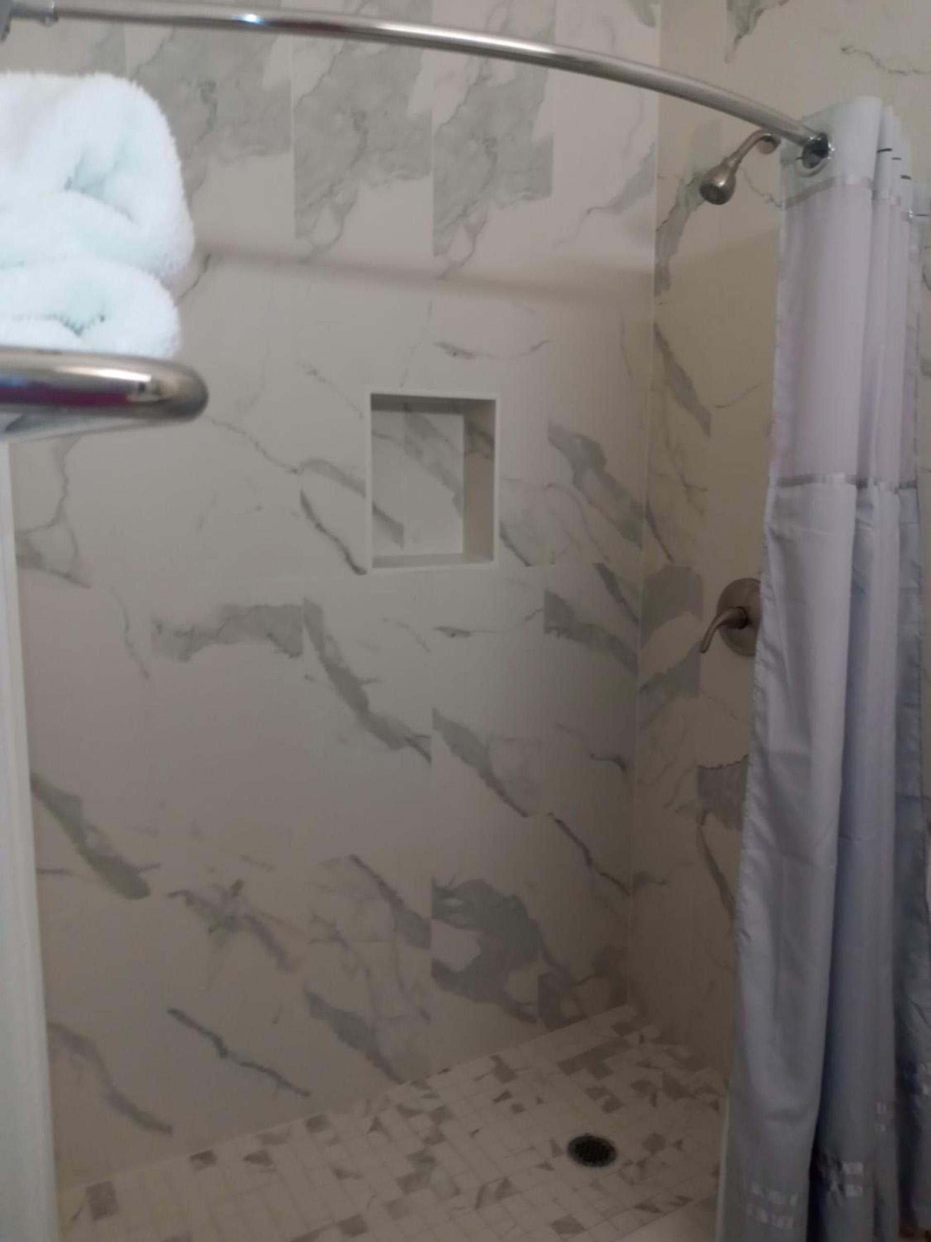 Deluxe Inn & Suites photo 8