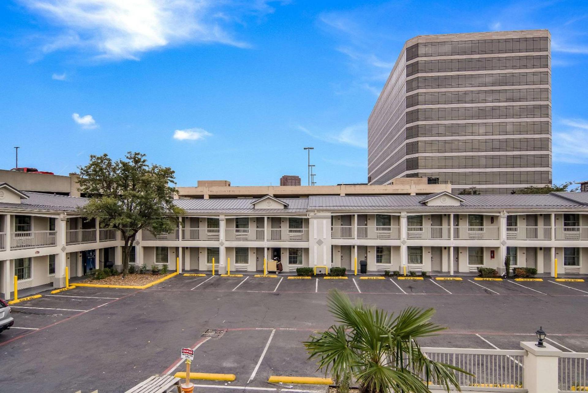 Quality Inn & Suites Dallas-Cityplace photo 1
