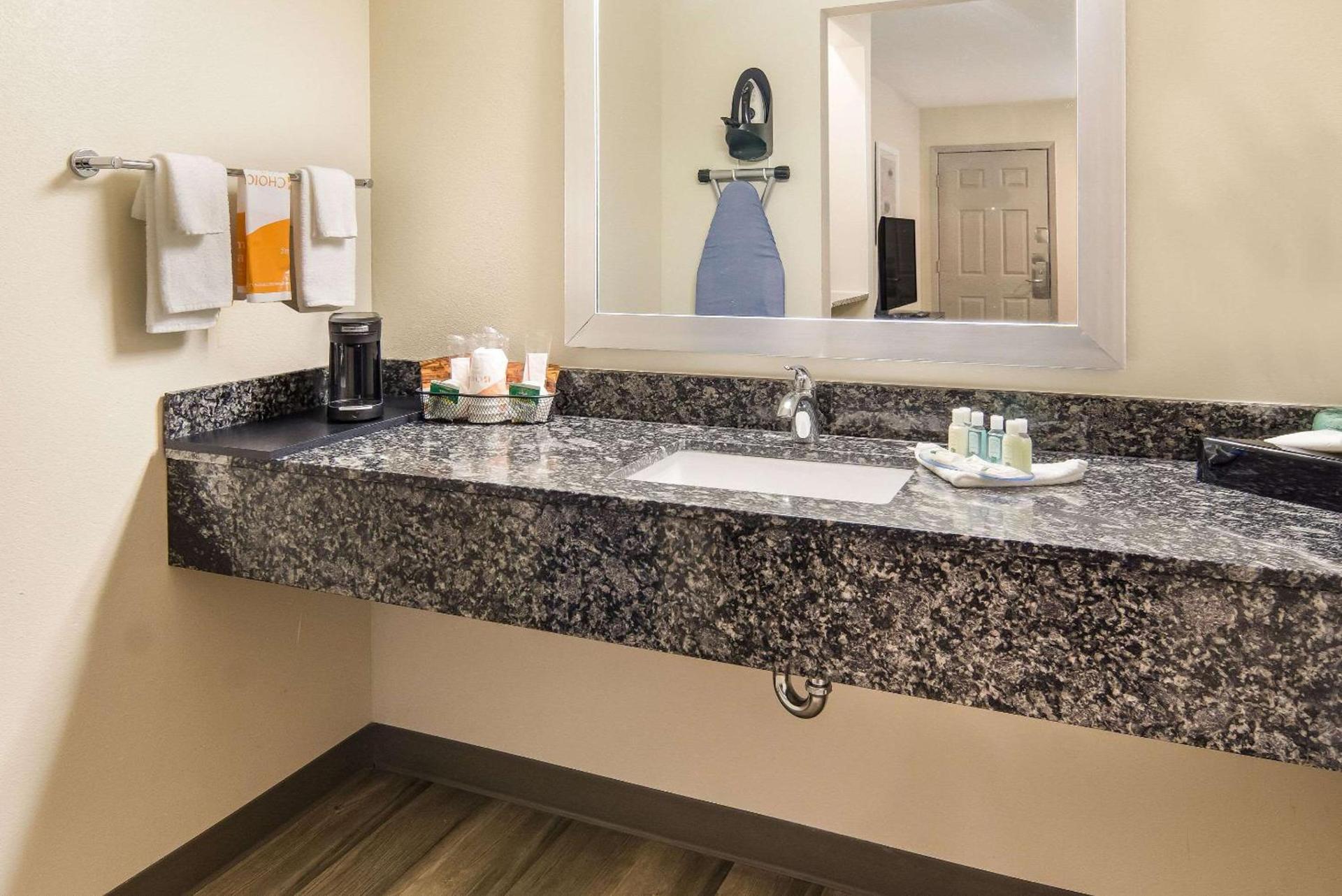 Quality Inn & Suites Dallas-Cityplace photo 6