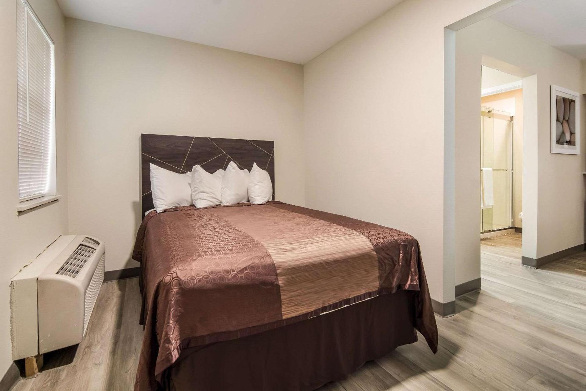 Quality Inn & Suites Dallas-Cityplace photo 11