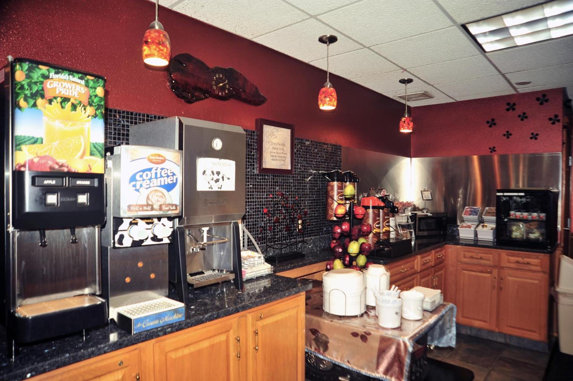 Super 8 by Wyndham Eveleth photo 4