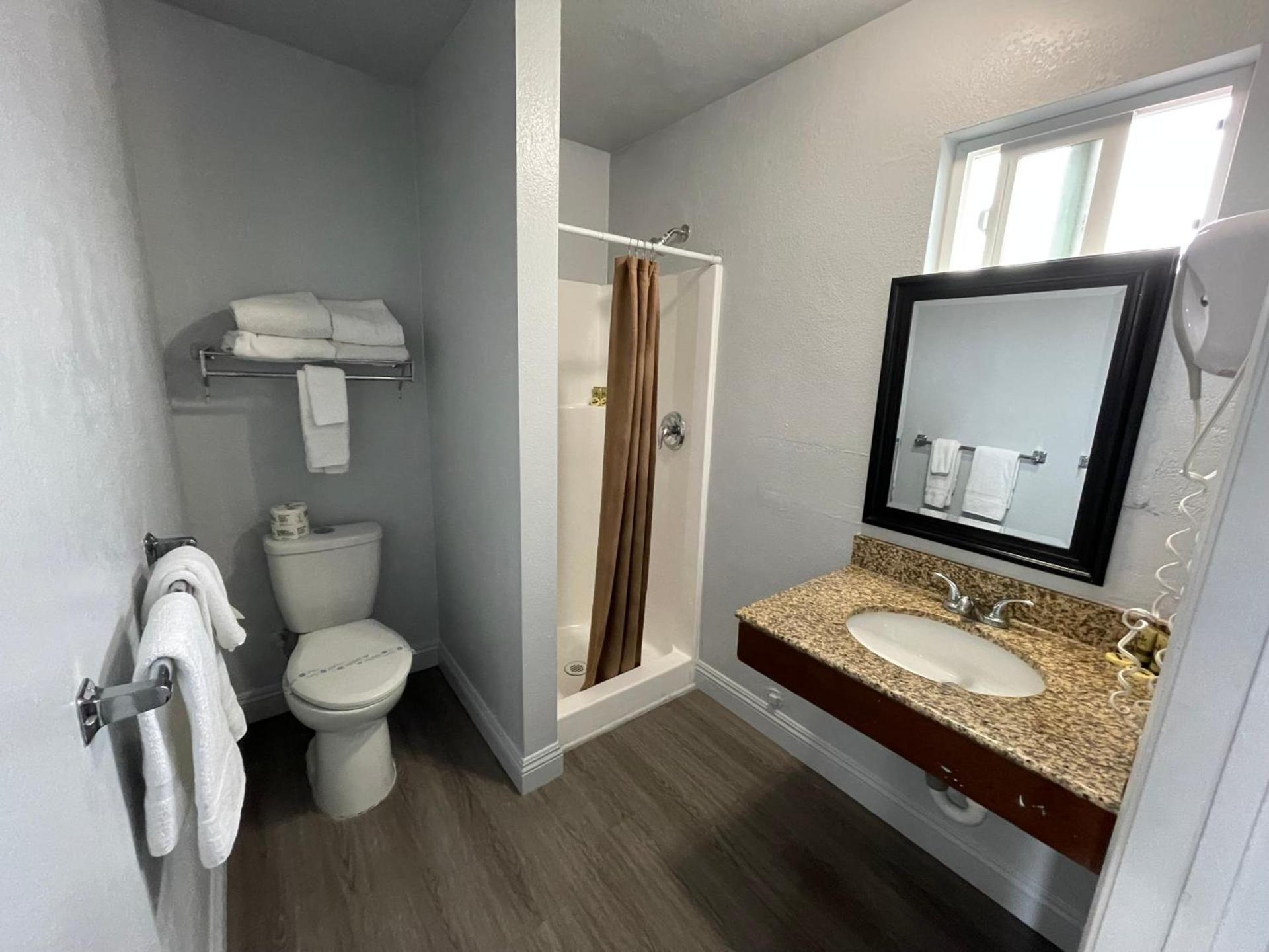Pacific Inn photo 25