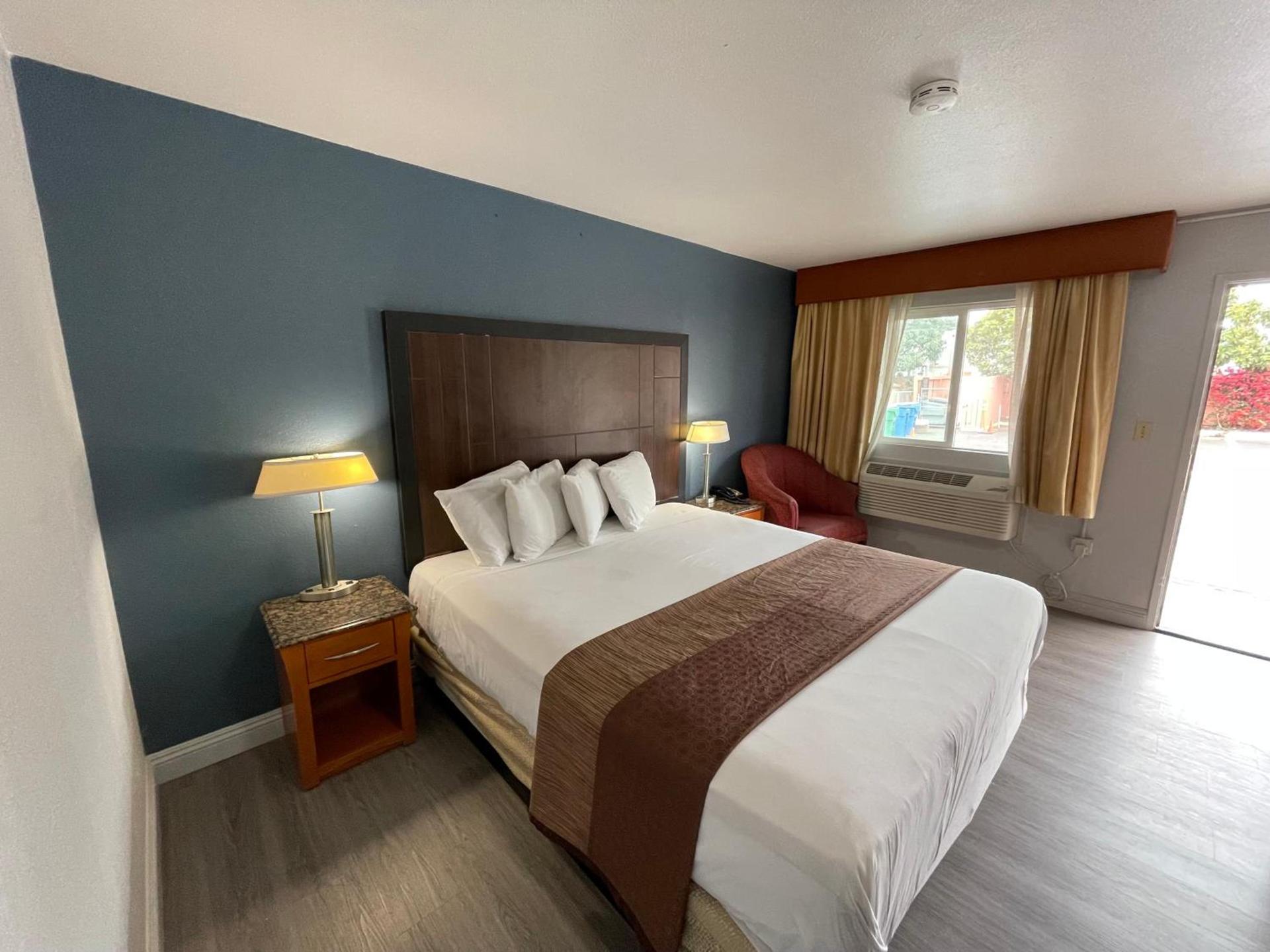Pacific Inn photo 18