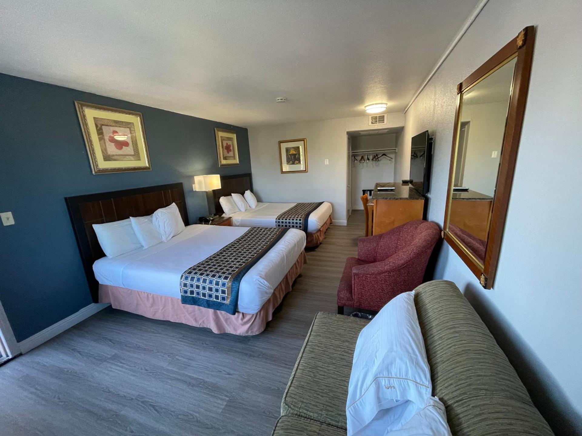 Pacific Inn photo 33