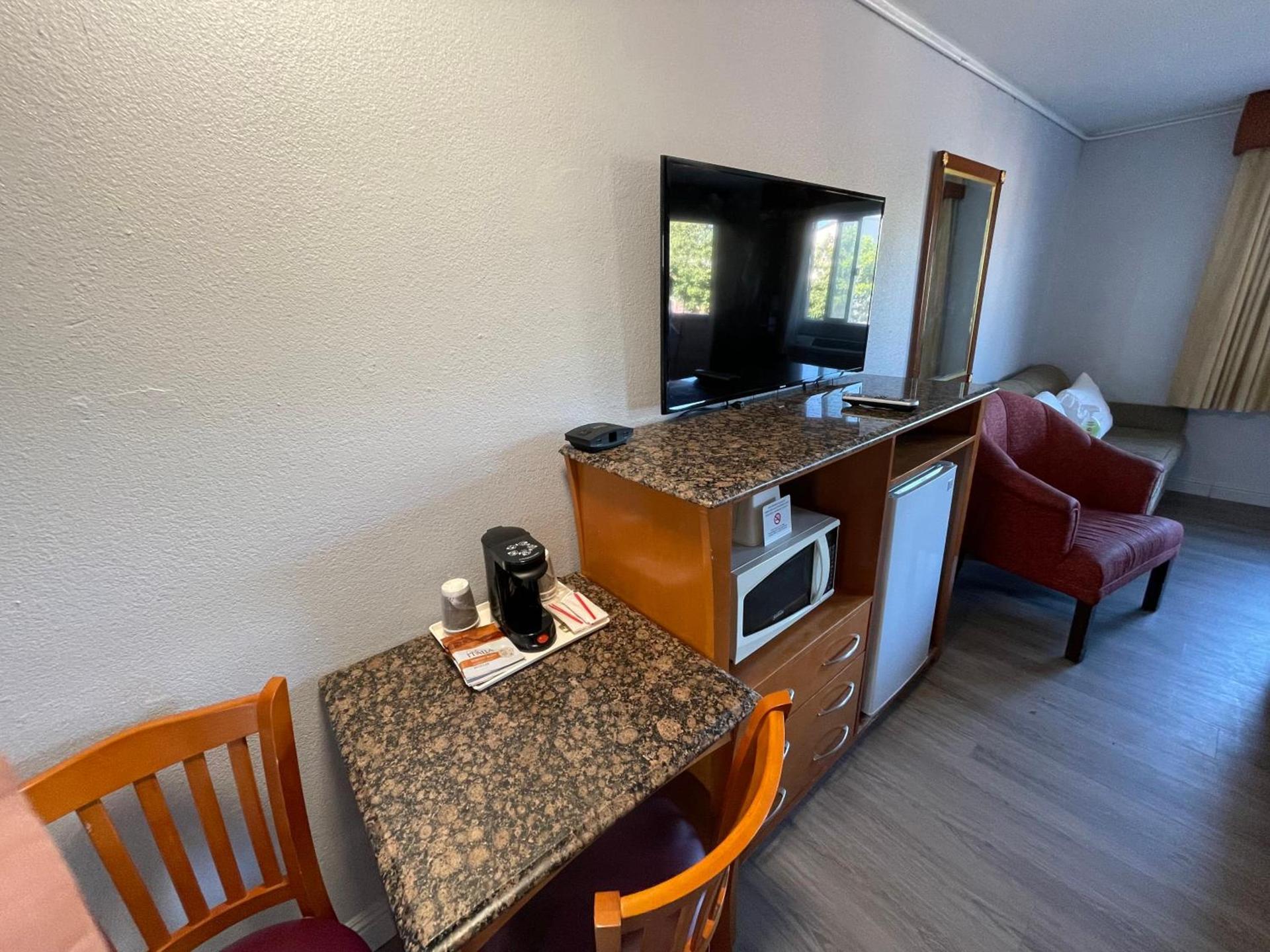 Pacific Inn photo 29