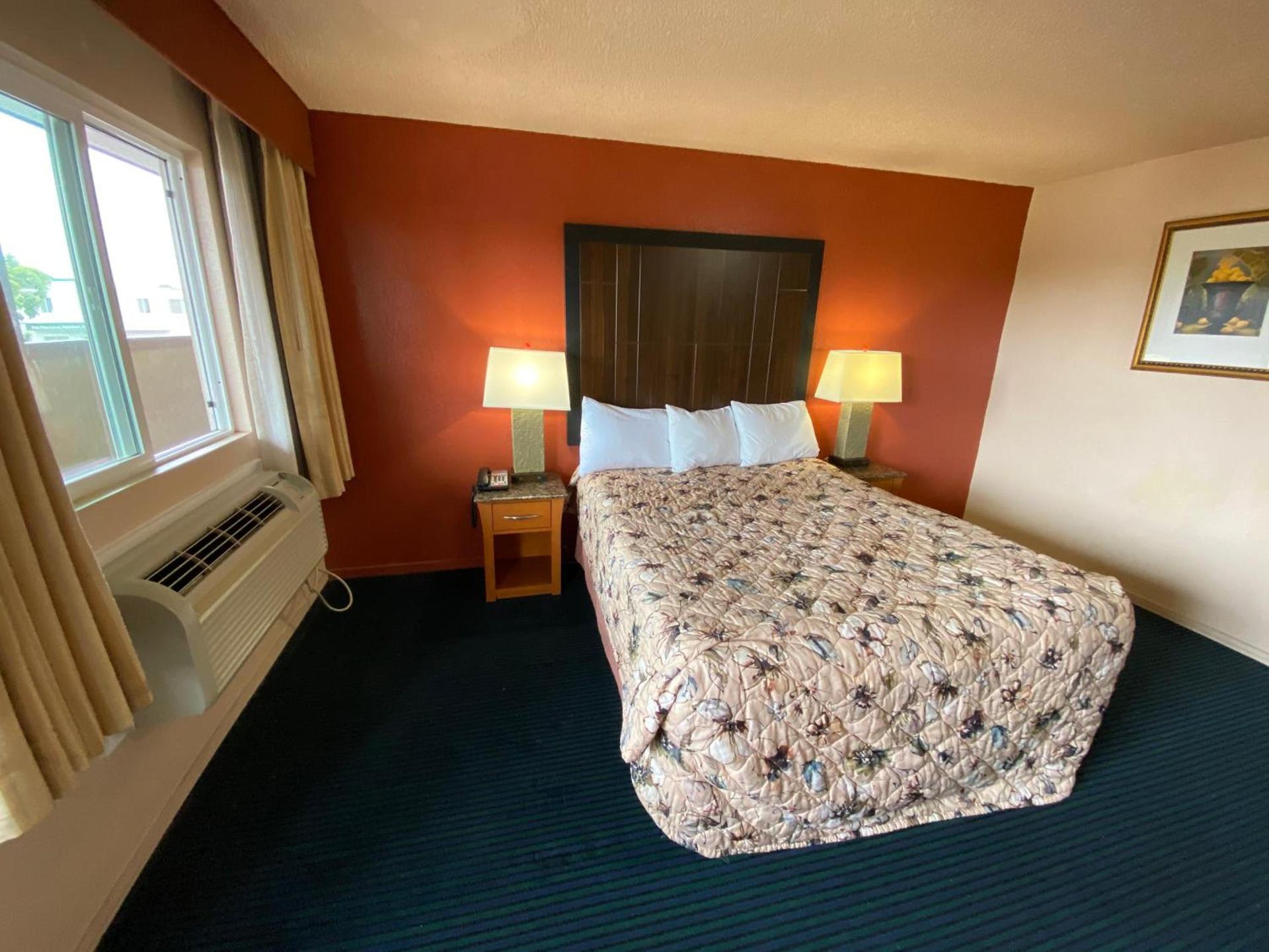 Pacific Inn photo 34