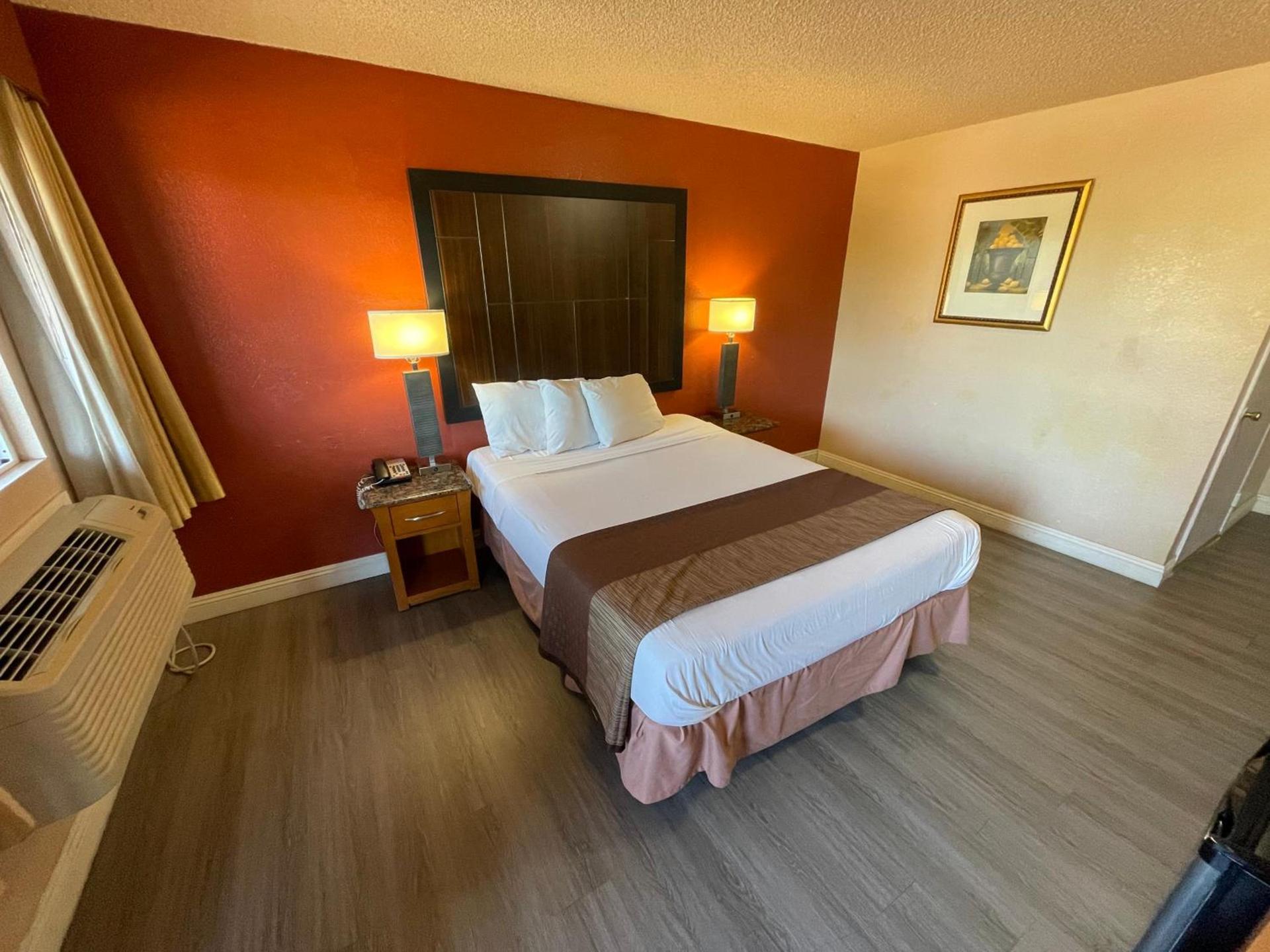 Pacific Inn photo 35