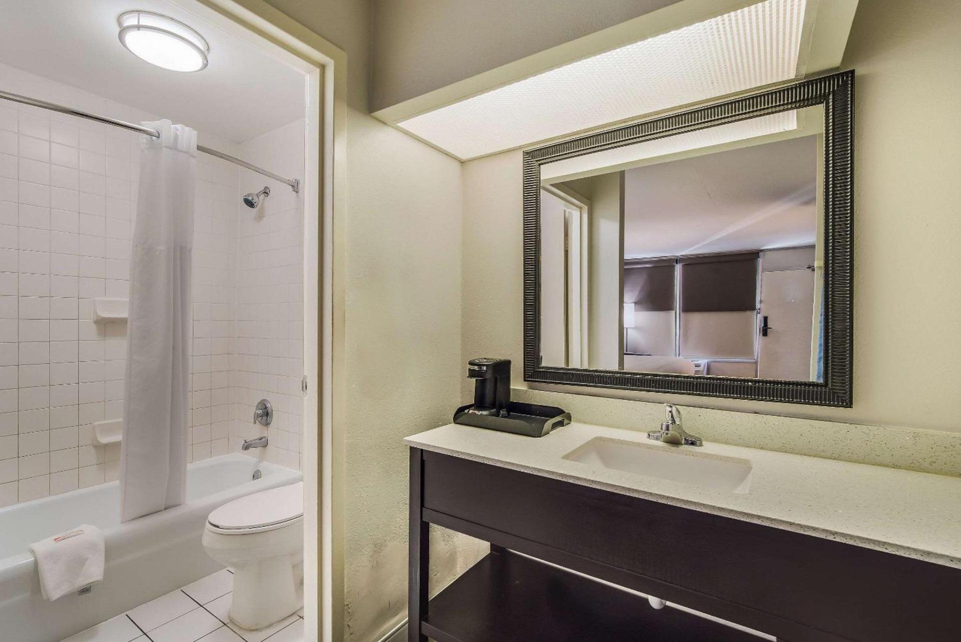 Clarion Inn & Suites Florence - Darlington photo 17