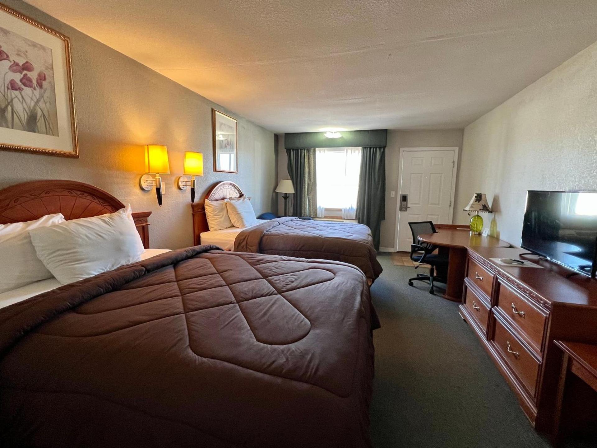 Ozark Inn & Suites photo 39