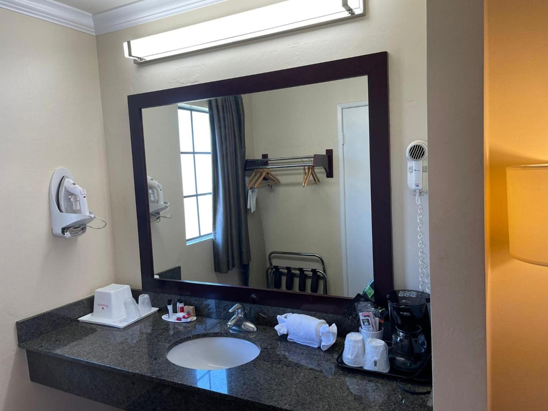 Ramada by Wyndham San Diego Poway Miramar photo 84