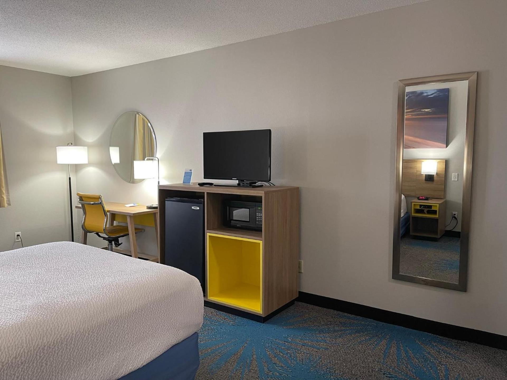 Days Inn by Wyndham Colby photo 43